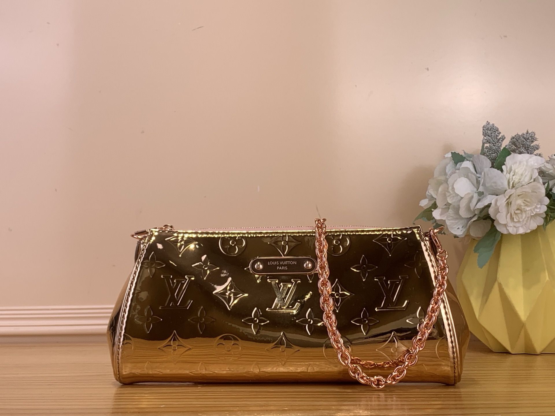 NO:717991,Top original item [ochette Eva handbag] m26100 Gold (patent leather) This Eva pouch in silver Monogram Mirror canvas will upgrade day and evening outfits. Reinvented for the LV Ski bl collection, it offers several wearing options thanks to its detachable chain and can hold essentials such as a small wallet or mobile phone. The small plate on the front is engraved with Louis Vuitton's inscription. Dimensions 27x11x5 cm  5816065 (length x height x width),,louis vuitton,louis vuitton,wallets19860909顶级原单【ochette Eva手袋】 m26100 金色（漆皮） 这款银色Monogram Mirror帆布的Eva小袋将升级日间和晚间的服装.为LV Ski bl系列重新发明,由于其可拆卸的链条,它提供了几种佩戴选择,并且可以容纳必需品,如小钱包或手机.正面的小盘子上刻着路易威登的铭文. 尺寸27x11x5厘米 5816065（长x高x宽）,,louis vuitton,louis vuitton,wallets,Bag