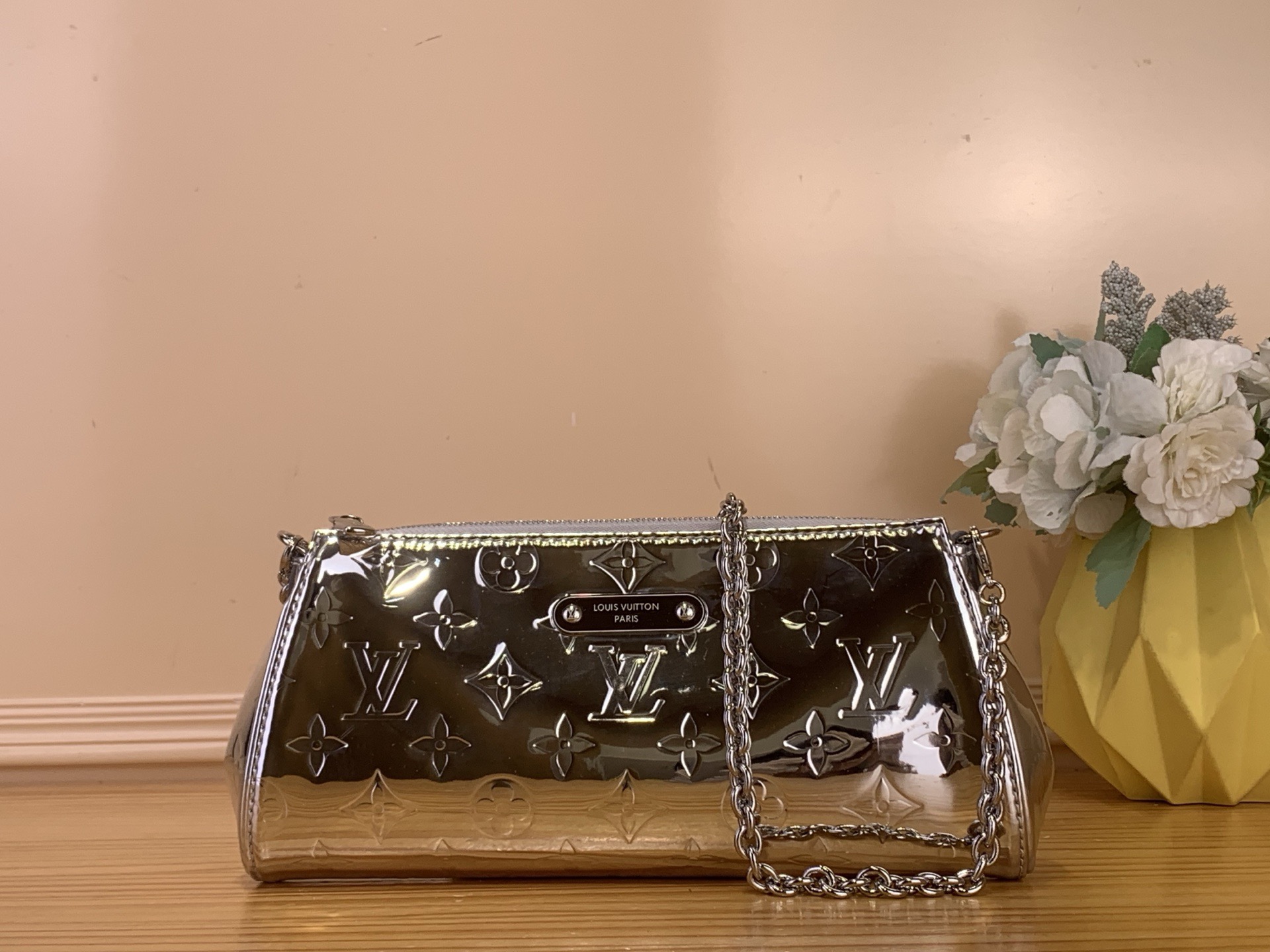 NO:717990,Top original item [ochette Eva handbag] m26100 Silver (patent leather) This Eva pouch in silver Monogram Mirror canvas will upgrade day and evening outfits. Reinvented for the LV Ski bl collection, it offers several wearing options thanks to its detachable chain and can hold essentials such as a small wallet or mobile phone. The small plate on the front is engraved with Louis Vuitton's inscription. Dimensions 27x11x5 cm  5816065 (length x height x width),,louis vuitton,louis vuitton,wallets19860909顶级原单【ochette Eva手袋】 m26100 银色（漆皮） 这款银色Monogram Mirror帆布的Eva小袋将升级日间和晚间的服装.为LV Ski bl系列重新发明,由于其可拆卸的链条,它提供了几种佩戴选择,并且可以容纳必需品,如小钱包或手机.正面的小盘子上刻着路易威登的铭文. 尺寸27x11x5厘米 5816065（长x高x宽）,,louis vuitton,louis vuitton,wallets,Bag