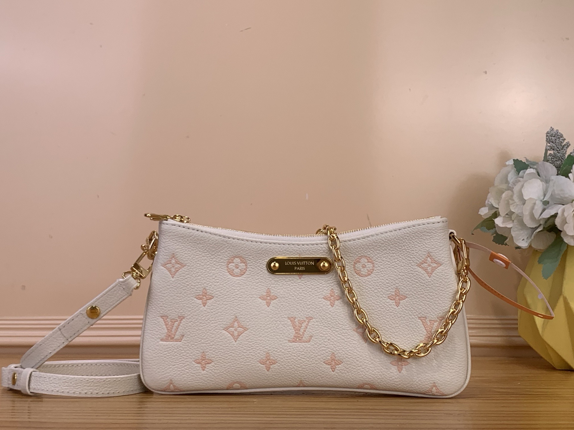 NO:717957,Top Original [Liv Ochette Handbag] m27741 White/Pink (Silk Screen) The Liv Ochette is made from soft, grainy Monogram Emreinte ys leather and features a Louis Vuitton engraved gold metal plaque. This stylish rectangular bag features a subtle vintage feel. It fits snugly under the arm and can be carried via a removable, adjustable leather strap or a removable chain. Dimensions 24.5 x 13.5 x  6.5 cm 6517075,,louis vuitton19860909顶级原单【Liv ochette 手袋】 m27741 白色/粉色（丝印） Liv ochette由柔软、颗粒状的Monogram Emreinte ys皮革制成,并带有路易威登雕刻的金色金属牌匾.这款时尚的矩形包的特点是微妙的复古感.它紧贴合在手臂下,可以通过可拆卸、可调节的皮革带或可拆卸的链条携带. 尺寸24.5 x 13.5 x 6.5厘米 6517075,,louis vuitton,Bag
