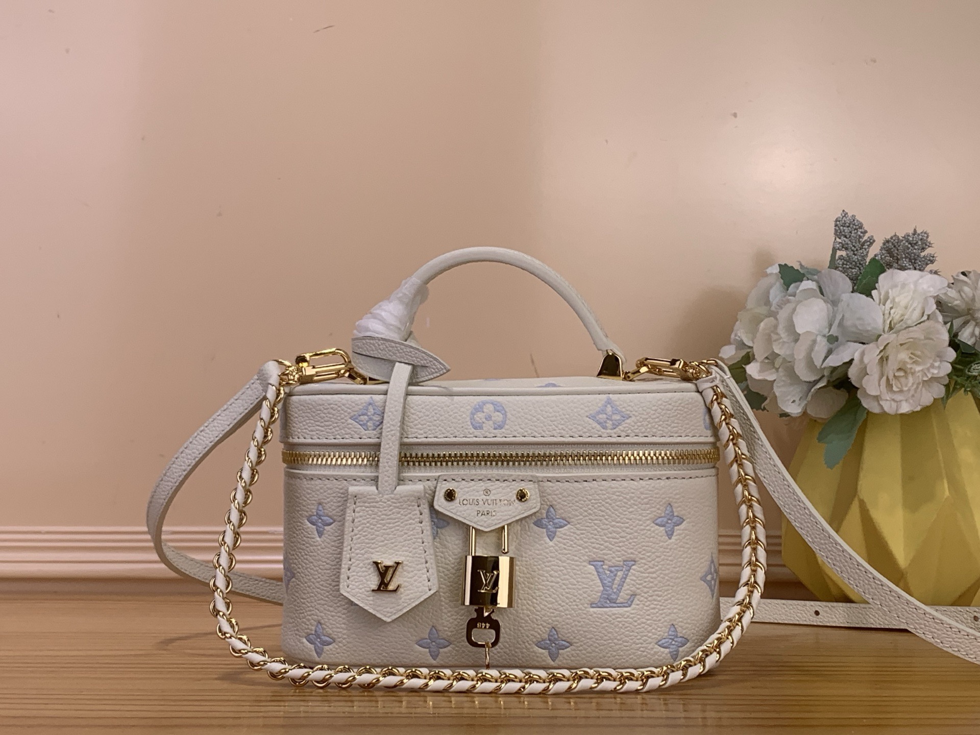 NO:717956,Top original order [VANITY CHAIN OUCH handbag] m27744 blue/silk screen (strawberry milk) Vanity Chain Ouch handbag draws inspiration from the Louis Vuitton archive hard trunk and condenses the brand's travel spirit. Monogram Emreinte ys leather is dipped in elegant tones, and the LV inscribed padlock expresses the brand's identity. The detachable shoulder strap and chain can flexibly switch between carrying styles, and can easily store small coin purses, sunglasses and other personal items.  Dimensions 11.5 x 6.5 x 19 cm 6617075 (height x width x length),,louis vuitton,louis vuitton,wallets19860909顶级原单【VANITY CHAIN OUCH 手袋】 m27744 蓝色/ 丝印（草莓牛奶） Vanity Chain ouch 手袋汲取路易威登典藏硬箱的造型灵感,凝练品牌的旅行精神.Monogram Emreinte ys皮革浸染典雅色调,LV 铭纹挂锁道出品牌身份.可拆卸肩带与链条灵活切换背携风尚,轻松收纳小号零钱包、太阳眼镜等随身物品. 尺寸11.5 x 6.5 x 19 厘米 6617075 (高 x 宽 x 长度),,louis vuitton,louis vuitton,wallets,Bag