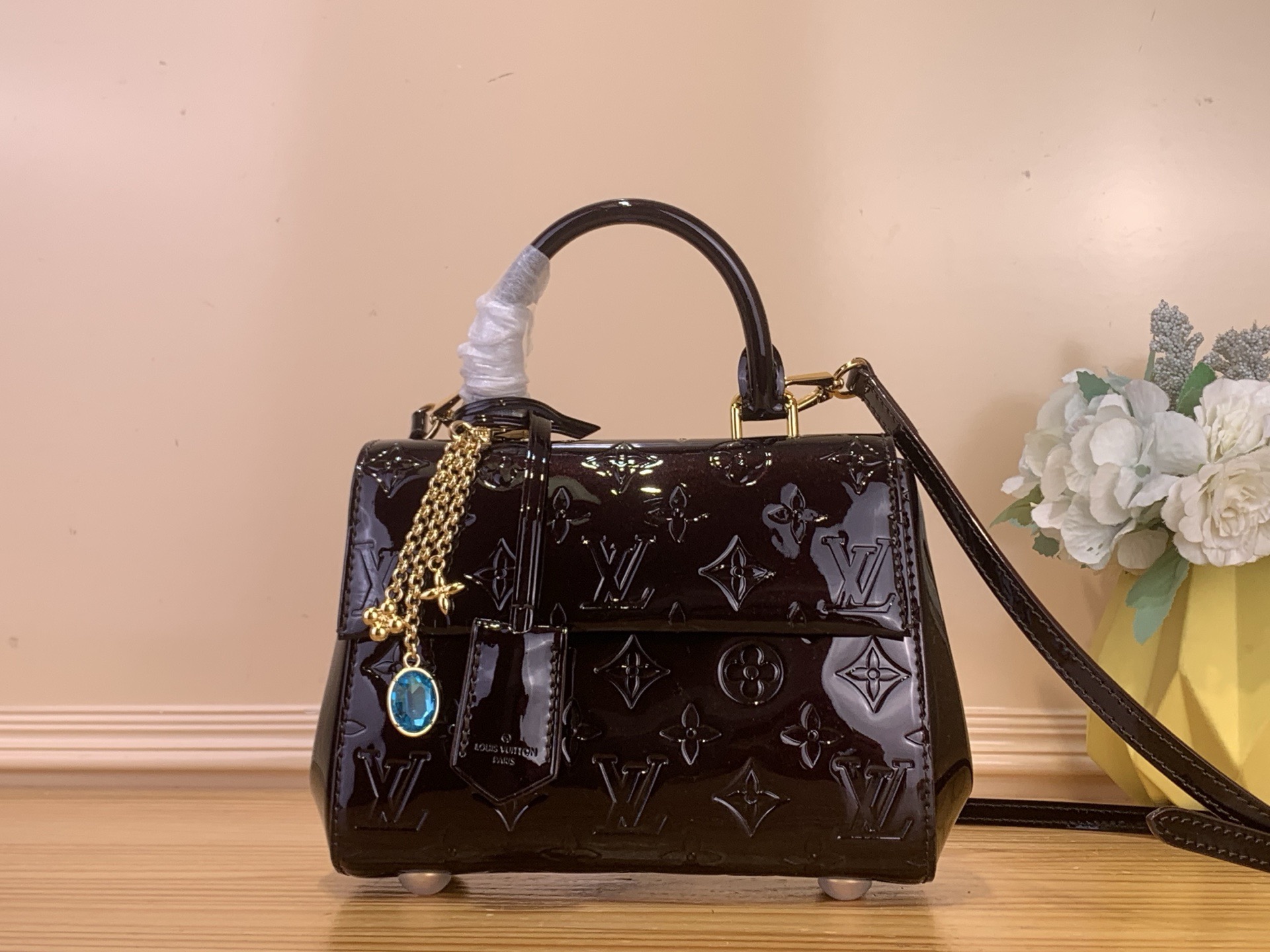 NO:718057,Top original order [CLUNY mini handbag] M27173 Purple gold (patent leather) This Cluny mini handbag shows two styles of detachable jacquard shoulder straps Louis Vuitton logo to declare the brand identity, flip it to reveal the Monogram st flower quietly blooming. Ei leather bag body with silky resin LV logo. The detachable shoulder strap makes it more formal. Dimensions 20 x 16 x 7.5 cm 7818085, louis  vuitton,louis vuitton19860909顶级原单【CLUNY 迷你手袋】M27173 紫金色（漆皮） 本款 Cluny 迷你手袋展现可拆卸提花肩带的两式风尚路易威登标识宣示品牌身份,翻转即现 Monogram st花卉的悄然绽放.Ei 皮革包身搭配丝滑树脂 LV 标识.拆卸肩带更显正式感. 尺寸20 x 16 x 7.5 厘米7818085,,louis vuitton,louis vuitton,Bag