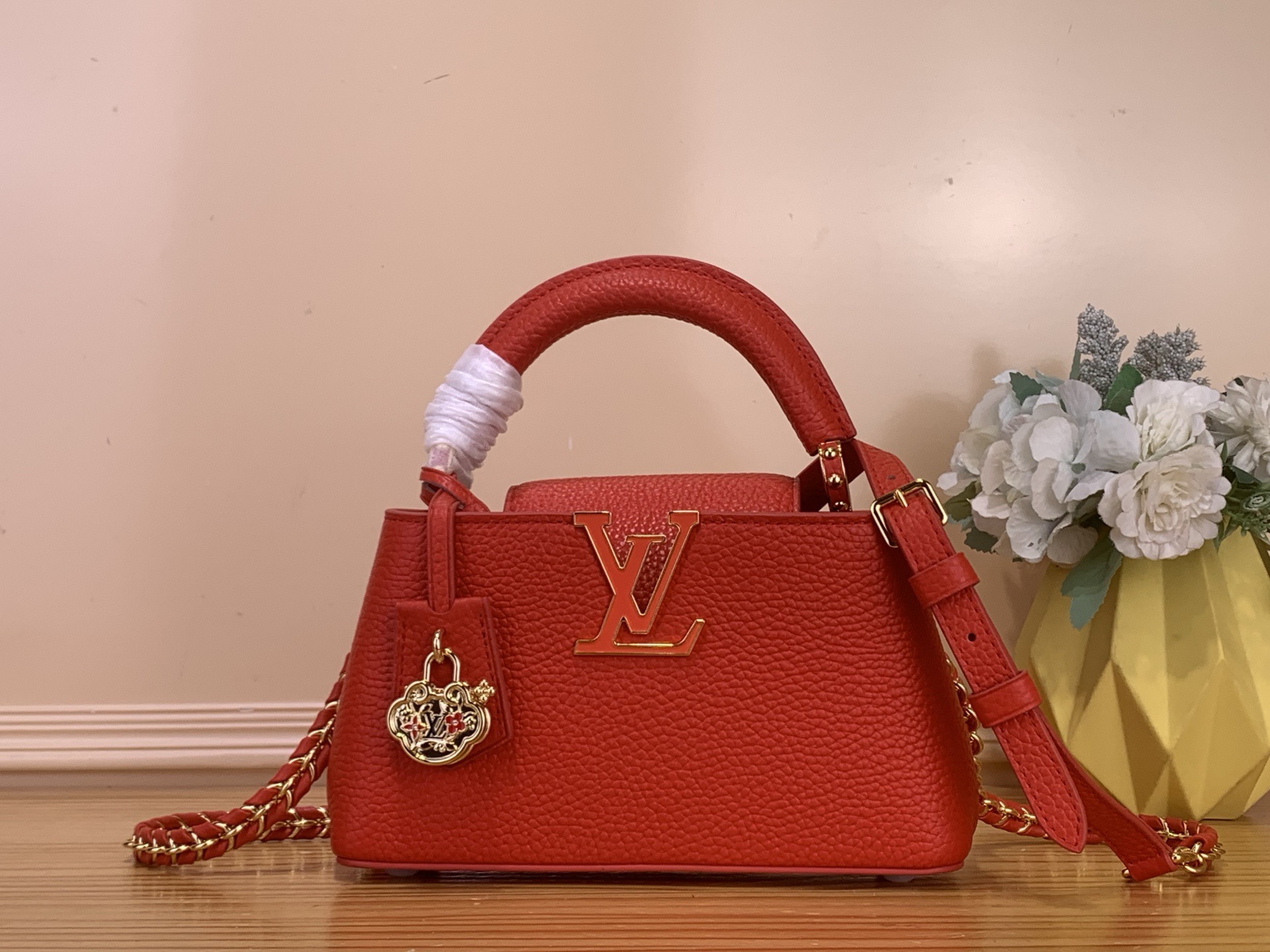 NO:718010,Top original order [CAUCINES mini handbag] m27300 Chinese red This Caucines East-West hl mini handbag is rendered in a vibrant new color, incorporating cow leather trim and LV letters into Taurillon cow leather to attract attention to celebrate the Lunar New Year. The detachable woven shoulder strap allows for comfortable cross-body wear, and the playful decoration adds a touch of smart New Year atmosphere. Dimensions 12 x 8 x 22 cm 113121250 (H x W)  x length),,louis vuitton,cowhide19860909顶级原单【CAUCINES 迷你手袋】 m27300 中国红 本款 Caucines East-West hl迷你手袋渲染活力新色,为 Taurillon 牛皮革融入牛皮革饰边和 LV 字母,瞩目欢庆农历新年.可拆卸编织肩带实现舒适斜挎,玩趣装饰再添一抹灵动新春气息. 尺寸12 x 8 x 22 厘米 113121250 (高 x 宽 x 长度),,louis vuitton,cowhide,Bag