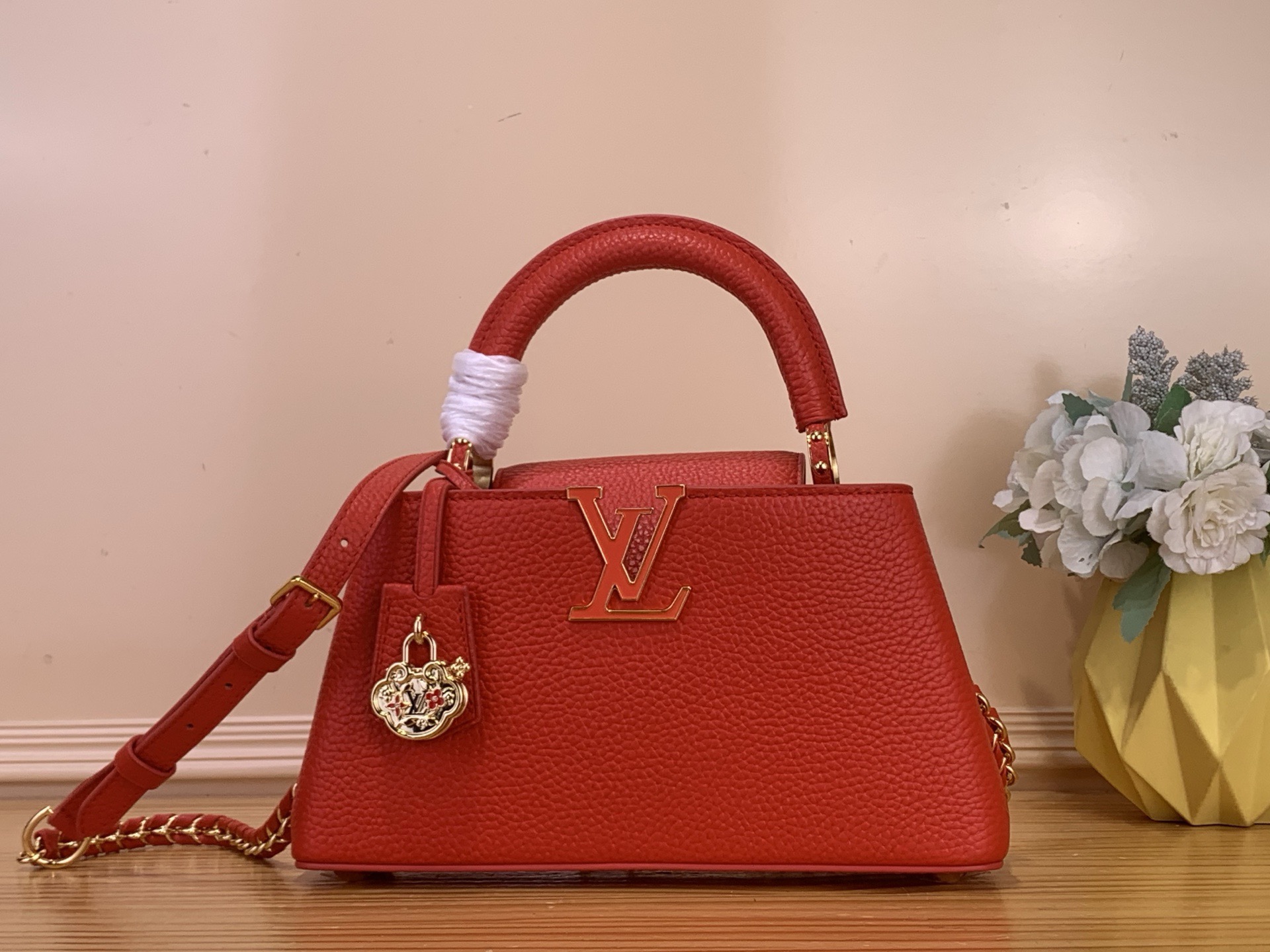NO:718009,Top original order [CAUCINES bb handbag] m27300 Chinese red This Caucines East-West bb handbag is rendered in a vibrant new color, incorporating Taurillon hl cow leather with cow leather trim and LV letters to attract attention to celebrate the Lunar New Year. The detachable woven shoulder strap allows for comfortable cross-body wear, and the playful decoration adds a touch of smart New Year atmosphere. Dimensions 14 x 8 x 26.5 cm 123121350 (H x  width x length),,louis vuitton,cowhide19860909顶级原单【CAUCINES bb手袋】 m27300 中国红 本款 Caucines East-West bb手袋渲染活力新色,为 Taurillon hl牛皮革融入牛皮革饰边和 LV 字母,瞩目欢庆农历新年.可拆卸编织肩带实现舒适斜挎,玩趣装饰再添一抹灵动新春气息. 尺寸14 x 8 x 26.5 厘米 123121350 (高 x 宽 x 长度),,louis vuitton,cowhide,Bag