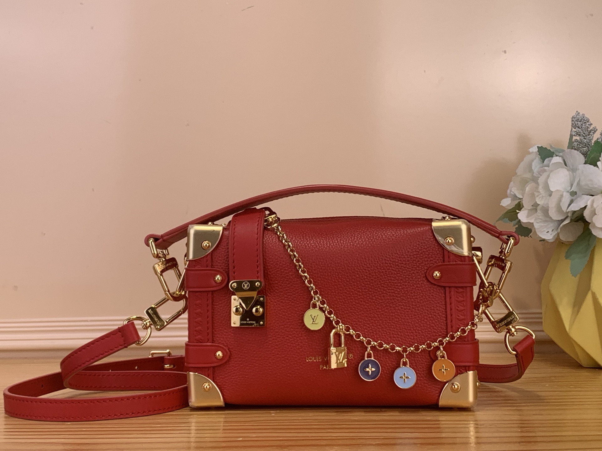 NO:717949,Top original order [SIDE TRUNK small handbag] m27438 Red This Side Trunk small handbag is from the LV Confetti ys series. It is made of cow leather and cow leather trim to create a compact silhouette. It is equipped with an eye-catching decorative chain to easily focus on the visual focus. The hard box-style metal corners and S-lock buckle add exquisite details, and the detachable shoulder strap and handle allow for multiple carrying methods. Dimensions 12.5 x 7.5 x 19  cm.8219095 (height x width x length),,louis vuitton,cowhide19860909顶级原单【SIDE TRUNK 小号手袋】 m27438 红色 本款 Side Trunk 小号手袋出自 LV Confetti ys系列,以牛皮革和牛皮革饰边构筑紧凑廓形,搭配瞩目装饰链条,轻松凝聚视觉焦点.硬箱风格金属包角和 S-lock 锁扣再添考究细节,可拆卸肩带和手柄实现多种背携方式. 尺寸12.5 x 7.5 x 19 厘米.8219095 (高 x 宽 x 长度),,louis vuitton,cowhide,Bag