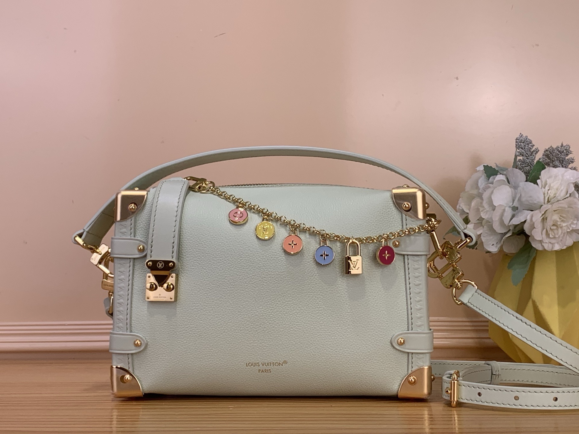 NO:717947,Top original order [SIDE TRUNK Medium Handbag] m27449 Mint Green/Chain This Side Trunk Medium Handbag is a combination of cow leather and cow leather trim from the LV Confetti ys series, with an eye-catching decorative chain, which easily focuses the eye. The hard box-style metal corners and S-lock buckle add exquisite details, and the detachable shoulder strap and handle allow for multiple carrying methods. Dimensions 16 x 8.5 x 23.5 cm  8619088 (height x width x length),,louis vuitton,cowhide19860909顶级原单【SIDE TRUNK 中号手袋】 m27449 薄荷绿/链条 本款 Side Trunk 中号手袋为 LV Confetti ys 系列结合牛皮革和牛皮革饰边,搭配瞩目装饰链条,轻松凝聚视觉焦点.硬箱风格金属包角和 S-lock 锁扣再添考究细节,可拆卸肩带和手柄实现多种背携方式. 尺寸16 x 8.5 x 23.5 厘米 8619088 (高 x 宽 x 长度),,louis vuitton,cowhide,Bag