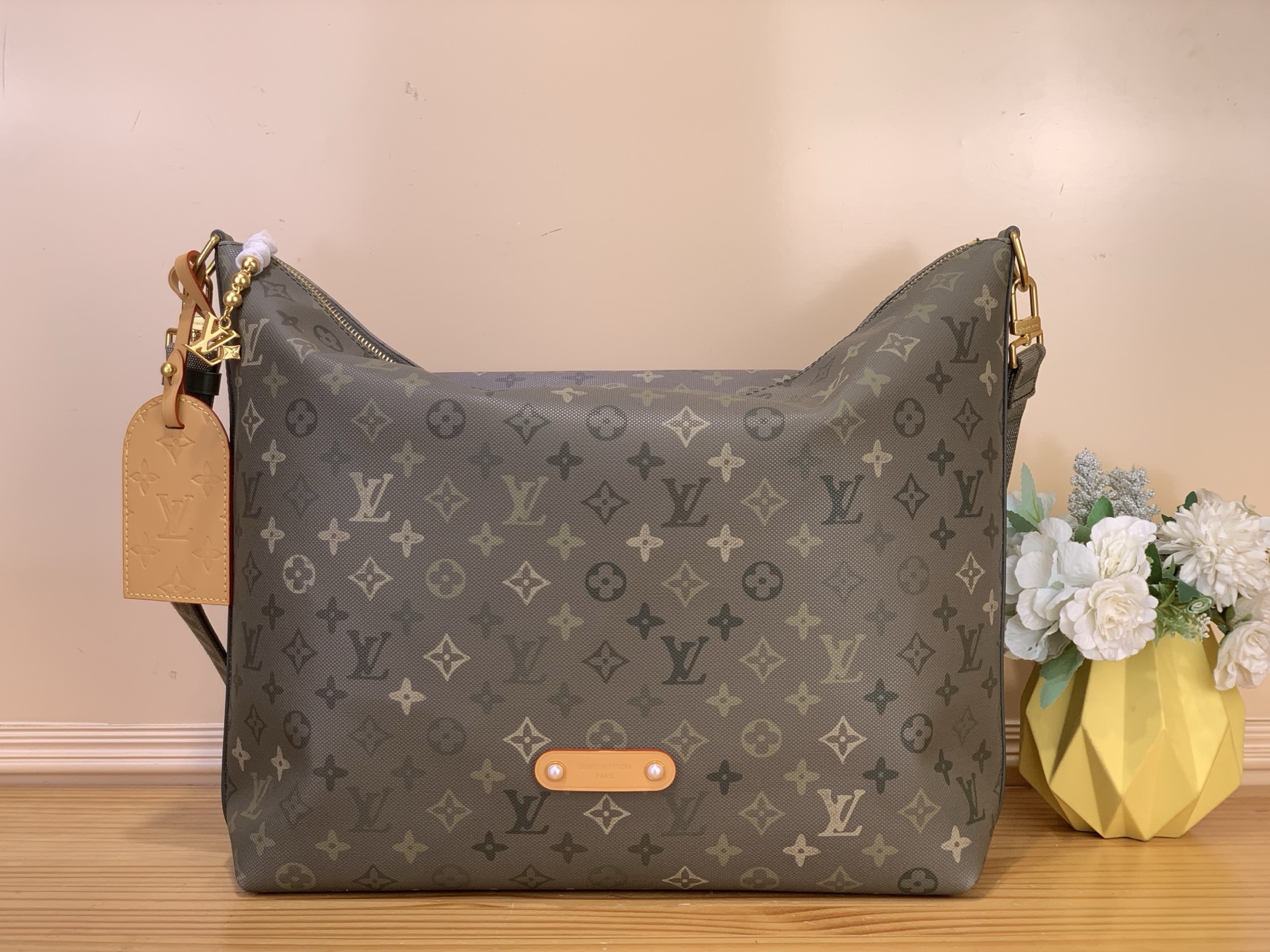 NO:717961,Top Original [Vagabond Hobo Handbag] M27181 Army Green/Silk Screen This Vagabond travel bag is made of coated canvas with 'Monogram' pattern, hx Its accessories are made of leather that matches the main color, with brown accents on the name tag and signature zipper. The bag is lined with beige cotton, and its spacious main compartment has a zippered pocket. The wide, adjustable and removable shoulder strap is prominently printed with 'LOUIS  VUITTON' words. Size 38x 35 x 12 cm 6517075,,louis vuitton,travel bags19860909顶级原单【Vagabond Hobo 手袋】M27181 军绿色/丝印 这款流浪者旅行包由带有“Monogram”图案的涂层帆布制成,hx其配饰部分采用了与主体颜色相匹配的皮革,名字标签和标志性拉链处带有棕色装饰.包内衬为米色棉质,其宽敞的主隔层设有一个拉链口袋.宽大的可调节且可拆卸的肩带醒目地印有“LOUIS VUITTON”字样. 尺寸 38x 35 x 12 厘米 6517075,,louis vuitton,travel bags,Bag