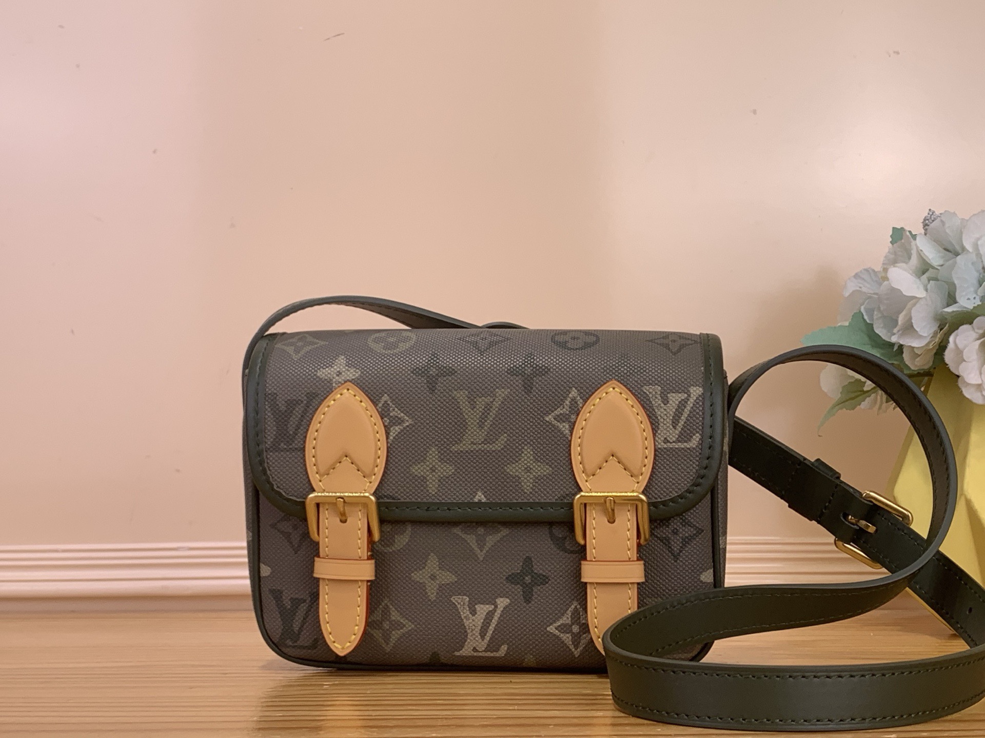 NO:717966,Top original order [SATCHEL mini handbag] m26969 Army green/silk screen This Satchel mini handbag is made of Monogram Surlus canvas, and reinterprets the Monogram pattern with camouflage elements designed by harrell Williams hx. The leather shoulder strap, magnetic buckle and flap highlight the style of the mini messenger bag. Ample space and back patch pocket can easily store daily needs. Dimensions 15 x 6 x 19.5 cm. 4815055  (height x width x length),19860909顶级原单【SATCHEL 迷你手袋】 m26969 军绿色/ 丝印 本款 Satchel 迷你手袋取材 Monogram Surlus 帆布,并以 harrell Williams hx设计的迷彩元素重释 Monogram 图案.皮革肩带、磁扣与翻盖彰显迷你邮差包格调.充裕空间与后贴袋可轻松收纳日常所需. 尺寸15 x 6 x 19.5 厘米.4815055 (高 x 宽 x 长度),,Bag