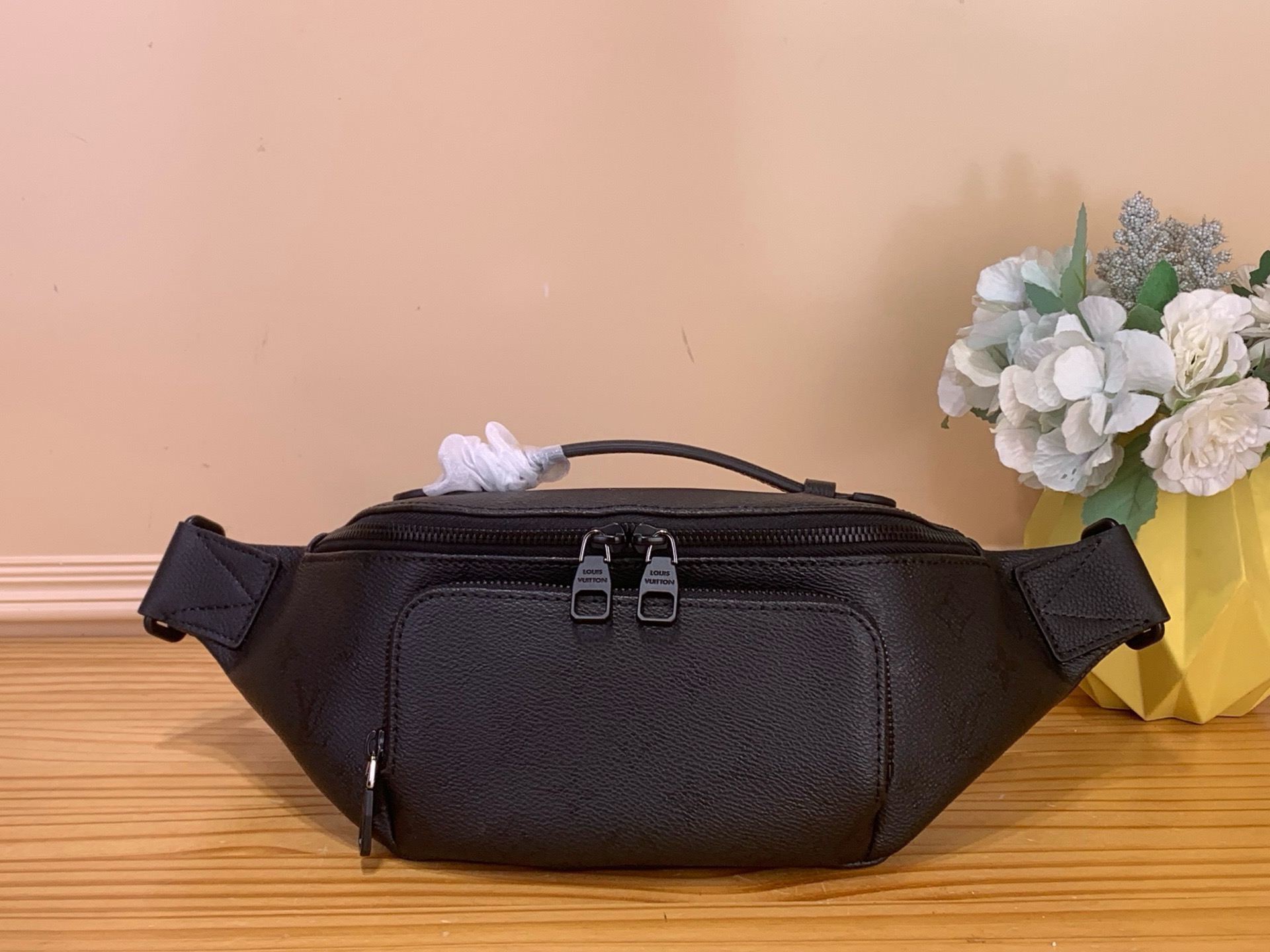 NO:717967,Top original item [RUSH waist bag] m26763 Black flower silk screen This Rush waist bag is made of Monogram Midnight hx coated canvas to release restrained elegance. The deep background reflects the Monogram pattern. The spacious main compartment and zippered front pocket can store daily needs. The adjustable shoulder strap can be worn at the waist, on the shoulder or cross-body. Dimensions 15 x 8 x 30 cm 5016055 (height x width x length),19860909顶级原单【RUSH 腰包】 m26763 黑花丝印 本款 Rush 腰包以 Monogram Midnight hx涂层帆布释放内敛雅韵.深邃背景映现 Monogram 图案.宽敞主隔层与拉链前袋可收纳日常所需.可调节肩带方便系腰、肩背或斜跨. 尺寸15 x 8 x 30 厘米 5016055 (高 x 宽 x 长度),,Bag