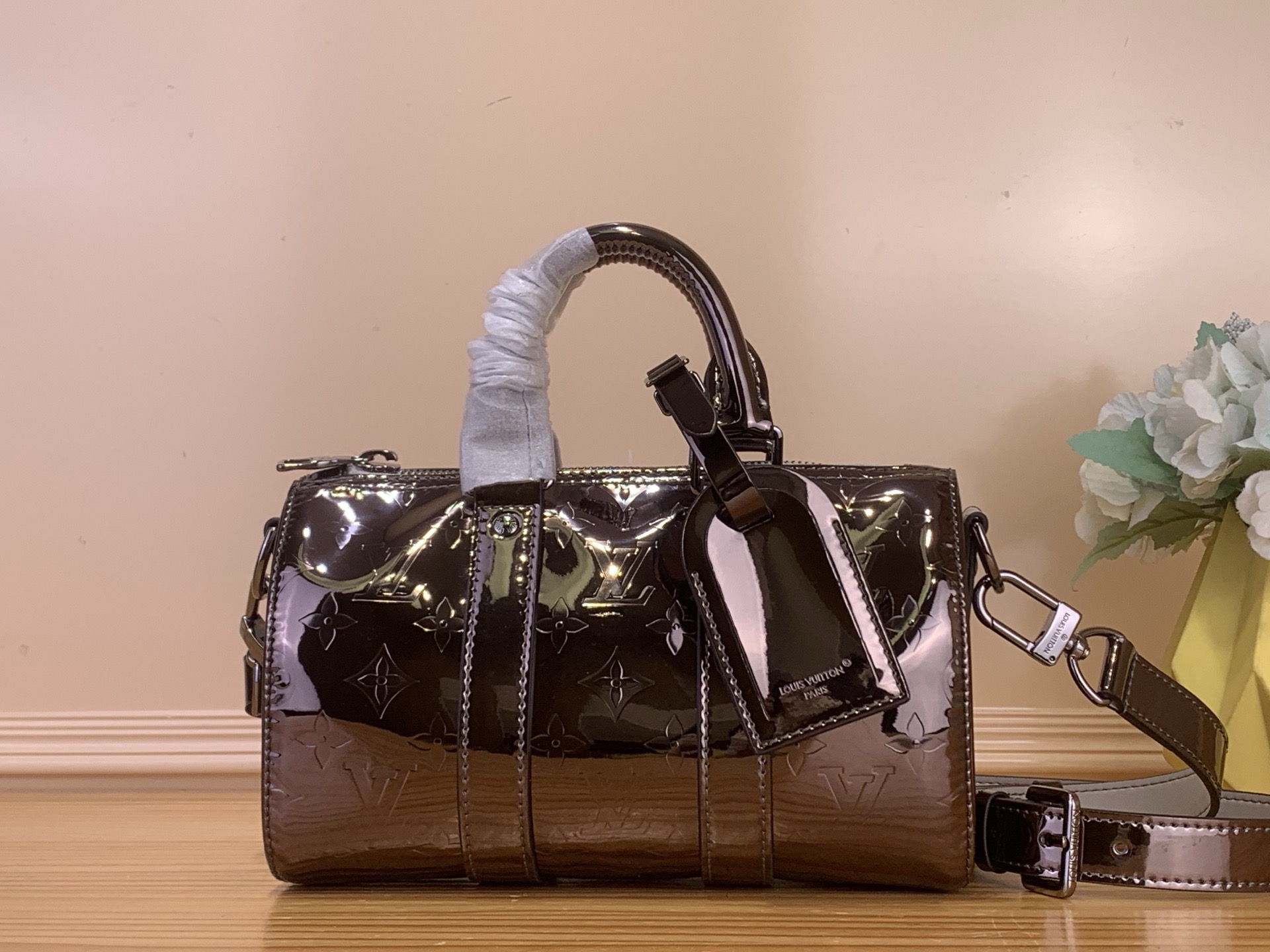 NO:717989,Top original item [KEEALL BANDOULIRE 25 handbag] m26903 Gunmetal/patent leather This Keeall Bandoulière 25 handbag is made of Monogram Miroir coated canvas to render eye-catching tones. The mirror effect and Monogram bl embossing create a trompe l'oeil metallic texture. The fabric lining continues the same tone. The detachable and adjustable shoulder strap allows for comfortable and flexible carrying. Size 15 x 11 x 25 cm  6817075 (height x width x length),19860909顶级原单【KEEALL BANDOULIRE 25 手袋】 m26903 枪色/ 漆皮  本款 Keeall Bandoulière 25 手袋为 Monogram Miroir 涂层帆布渲染醒目色调,镜面效果与 Monogram bl压纹营造错视金属质感.织物内衬延续相同色调.可拆卸并调节的肩带实现舒适灵活背携. 尺寸15 x 11 x 25 厘米 6817075 (高 x 宽 x 长度),,Bag