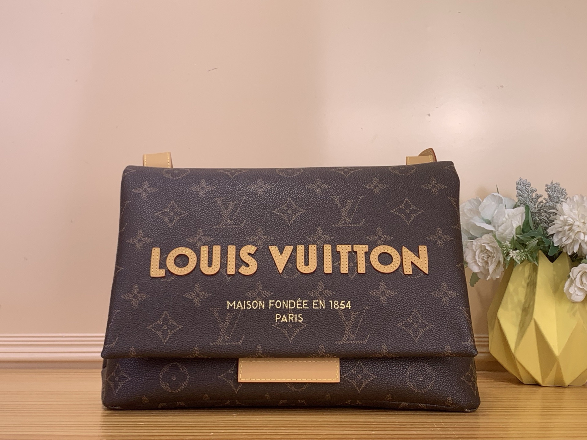 NO:717982,Top original order [Take Out Messenger Bag] M28113 Presbyopia As one of the LV ackaging series, this Take Out messenger bag is made of cow leather, with the Monogram hr pattern printed on the body and the eye-catching LOUIS VUITTON embroidery logo on the front. The soft leather and long shoulder strap ensure comfortable carrying, and the flap is decorated with strap details in the same color as the shoulder strap. Size 22 x 12 x  32cm.5718065,,louis vuitton,louis vuitton,cowhide19860909顶级原单【Take Out 邮差包】M28113 老花 作为 LV ackaging 系列之一,本款 Take Out 邮差包以牛皮革打造,包身印有 Monogram hr图案,正面饰有醒目的 LOUIS VUITTON 刺绣标识.柔软皮革与长肩带确保背携舒适,翻盖处饰有与肩带同色的袢带细节. 尺寸 22 x 12 x 32厘米.5718065,,louis vuitton,louis vuitton,cowhide,Bag