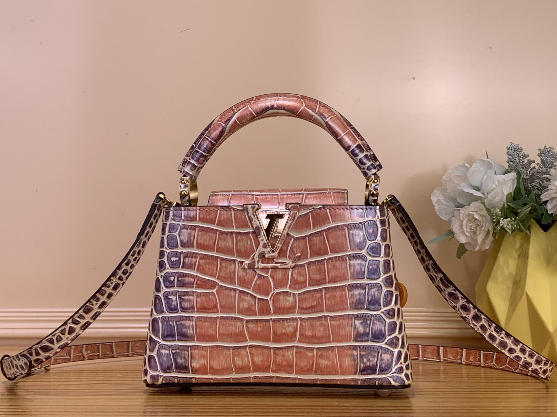 NO:717980,Top original order [Caucines mini handbag] M48865 pink with purple/gradient (cow leather embossed crocodile pattern) noble crocodile skin pattern, luxurious goatskin lining, shiny metal accessories, unique Caucines jw flap can be stored in the bag to display the letter logo, and can be turned out to present the Monogram Flower pattern. Size 21* 14* 8 cm  110121250,,cowhide,sheepskin,crocodile skin19860909顶级原单【Caucines mini手袋】M48865 粉色拼紫色/ 渐变（牛皮压鳄鱼纹） 高贵的鳄鱼皮纹,奢华的山羊皮衬里,闪亮的金属饰件,特有的Caucines jw搭盖既可收入包内展示字母标识,又可外翻 呈现Monogram Flower图案 . 尺寸21* 14* 8 cm 110121250,,cowhide,sheepskin,crocodile skin,Bag