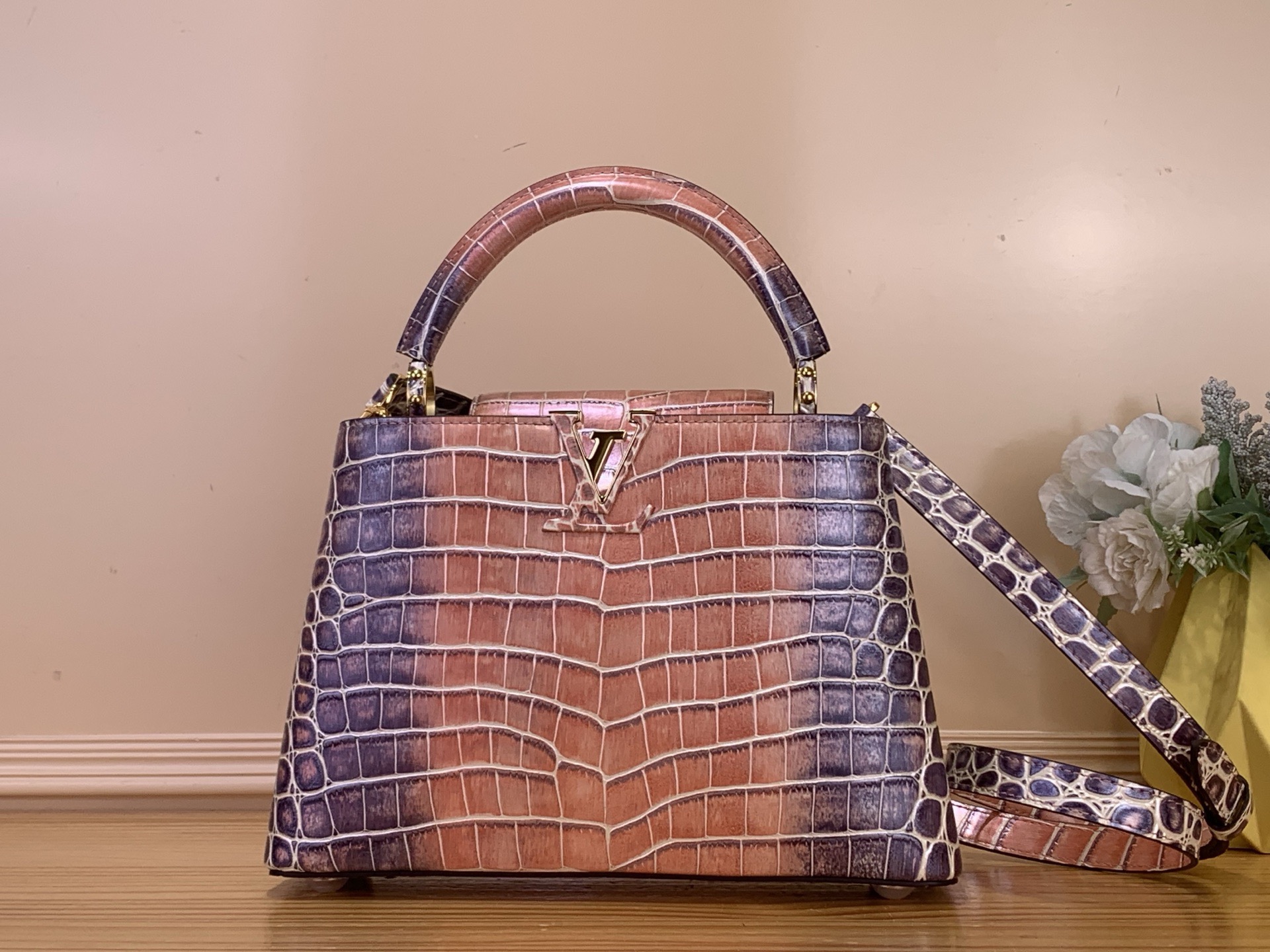 NO:717978,Top original order [Caucines small handbag] N48865 pink with purple/gradient (cow leather embossed crocodile pattern). The noble crocodile leather pattern has been glazed. It is sparkling and charming, with luxurious goatskin lining and sparkling metal accessories. The unique Caucines jw cover can be stored in the bag to display the letter logo or can be turned out to display the Monogram Flower pattern.  125121350,,cowhide,sheepskin,crocodile skin19860909顶级原单【Caucines 小号手袋】N48865 粉色拼紫色/渐变（牛皮压鳄鱼纹） 高贵的鳄鱼皮纹经上光处理 闪耀迷人,奢华的山羊皮衬里与闪闪发光的金属饰件,特有的Caucines jw搭盖既可收入包内展示字母标识又可外翻 呈现Monogram Flower图案. 125121350,,cowhide,sheepskin,crocodile skin,Bag