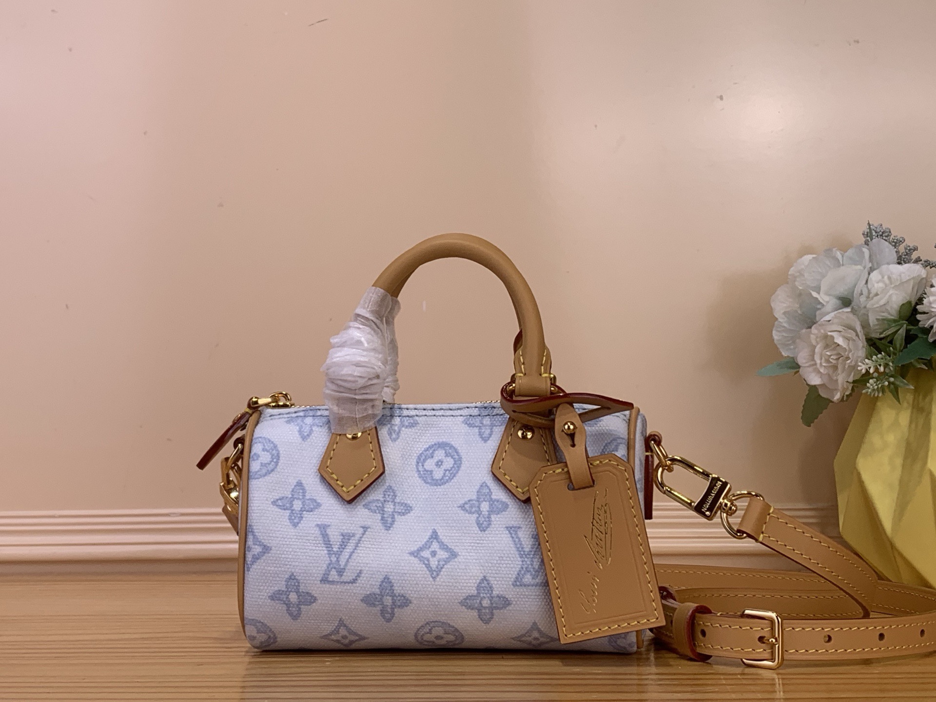 NO:718044,Upgraded version [Sac Nano Speedy Bag] M28323 Light Blue/Color The iconic Nano Speedy bag reinvents itself in Monogram Origine canvas, hl to commemorate the anniversary of the house's famous pattern. This colorful version is decorated with gold-tone metal details and decorated with the exclusive label of this anniversary collection. It can be worn by hand or with the removable shoulder strap, while offering the ideal format for everyday essentials, including small wallets. Dimensions 16 x 10 x  7.5cm.4516065(lengthxheightxwidth)(lengthxheightxwidth),,wallets19860909升级版【Sac Nano Speedy手袋】 M28323 浅蓝/彩色 标志性的Nano Speedy包在Monogram Origine帆布中重塑了自己,hl以纪念房子著名图案周年.这个彩色版本装饰着金色金属细节,并装饰着这个周年纪念系列的独家标签.它可以用手佩戴或与可拆卸肩带一起佩戴,同时提供适合日常必需品的理想格式,包括小钱包. 尺寸16 x 10 x 7.5厘米.4516065（长度x高度x宽度）（长度x高度x宽度）,,wallets,Bag