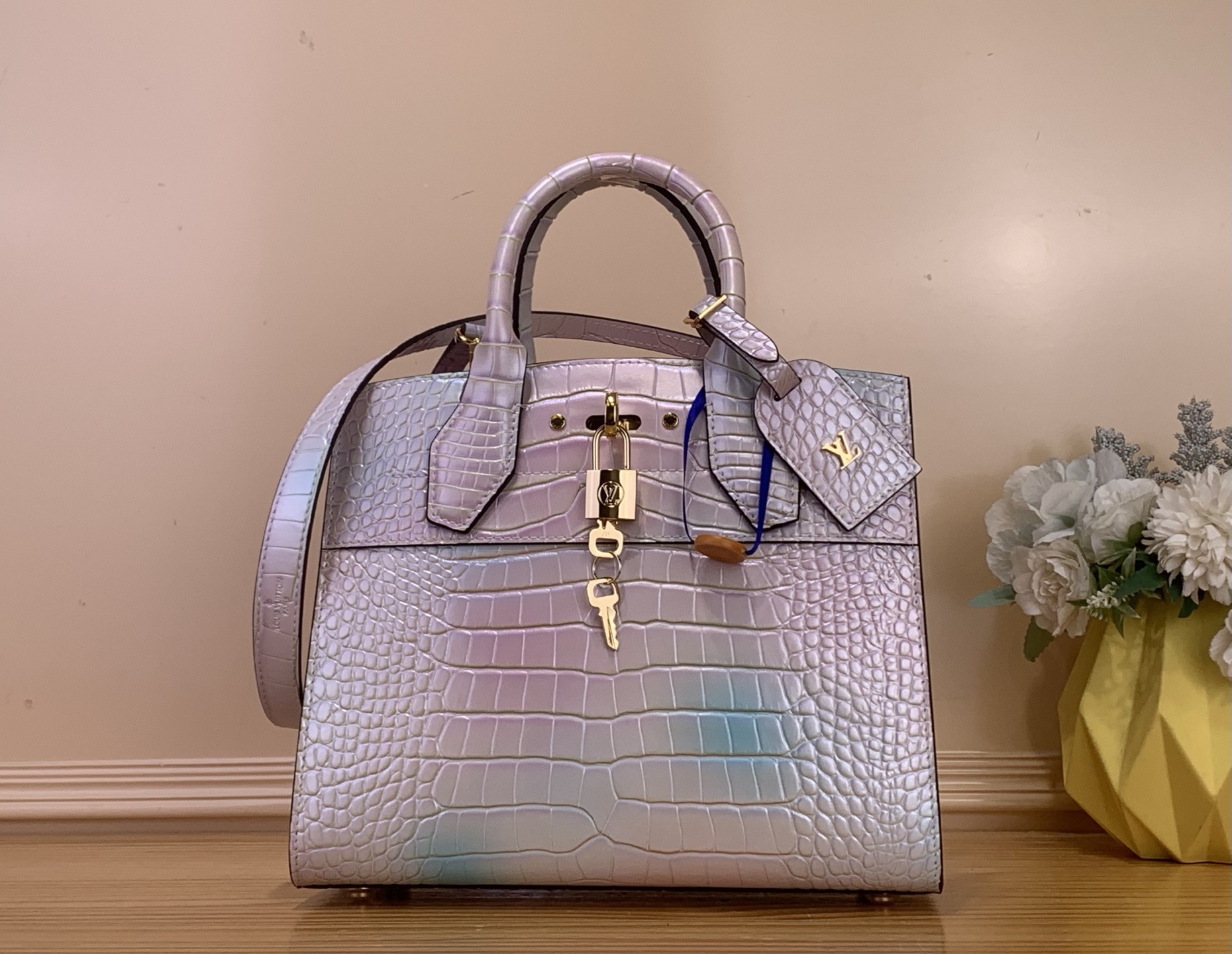 NO:717997,Top original order [Sac Nano Speedy Handbag] M28322 Pink/Color m27610 Brown/Color m28323 Blue/Color Iconic Nano Speedy jw bag in Monogram  Reinvents itself in Origine canvas to commemorate the anniversary of the house's famous pattern. This colorful version is decorated with gold-tone metal details and is adorned with the exclusive label of this anniversary collection. It can be worn by hand or with a removable shoulder strap, while offering an ideal format for everyday essentials, including small wallets. Dimensions 16 x 10 x 7.5 cm. 135121450 (length x height x width), wallets19860909顶级原单【Sac Nano Speedy手袋】 M28322 粉色/彩色 m27610 棕色/彩色 m28323 蓝色/ 彩色 标志性的Nano Speedy jw包在Monogram Origine帆布中重塑了自己,以纪念房子著名图案周年.这个彩色版本装饰着金色金属细节,并装饰着这个周年纪念系列的独家标签.它可以用手佩戴或与可拆卸肩带一起佩戴,同时提供适合日常必需品的理想格式,包括小钱包. 尺寸16 x 10 x 7.5厘米.135121450（长度x高度x宽度）,,wallets,Bag