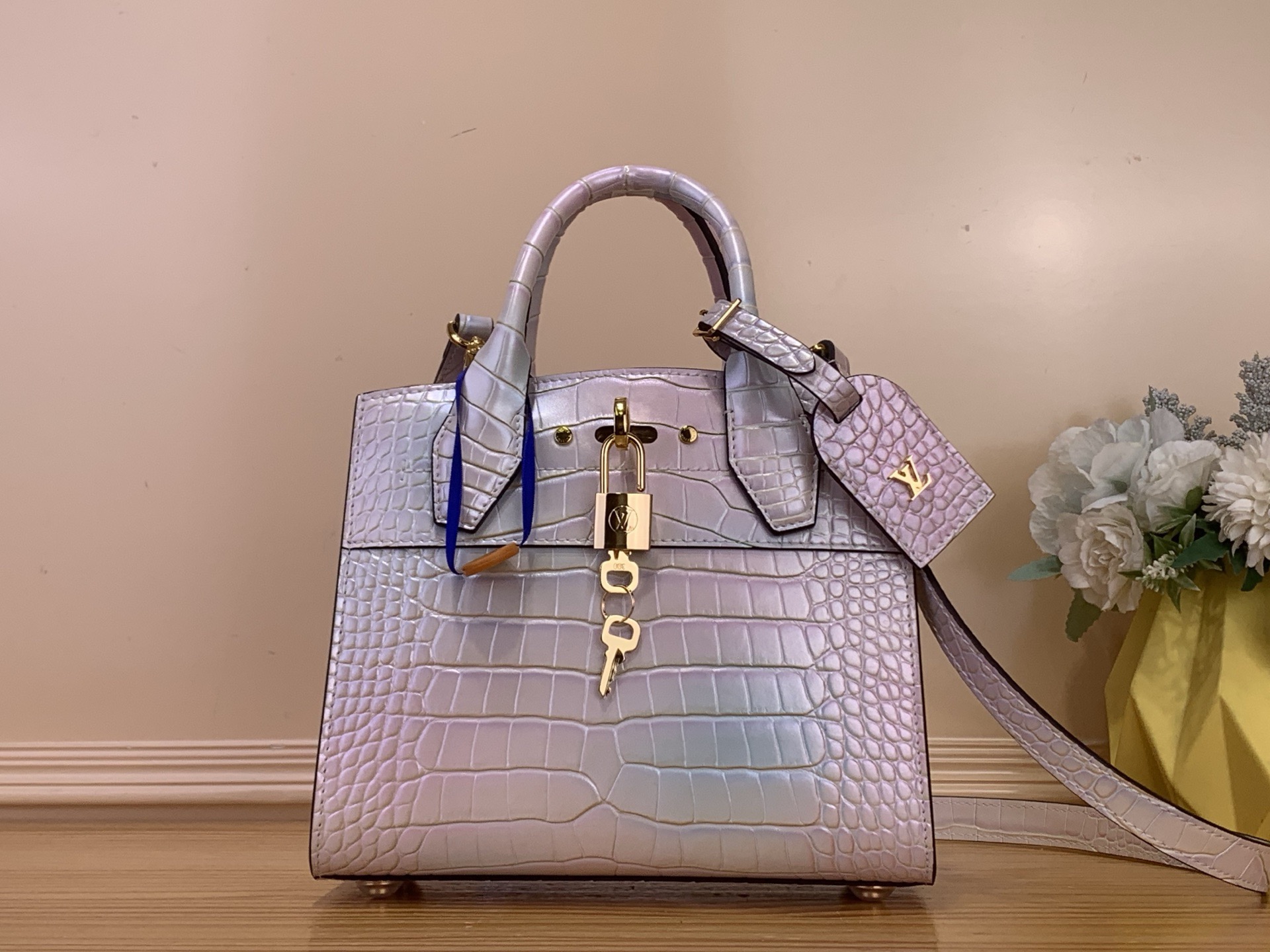 NO:717999,Top original order [LV City Steamer mini handbag] M95846 color matching gradient (crocodile pattern) traces back to the brand collection Steamer suitcase, presenting the neoclassical City Steamer jw handbag. The calf leather constructs ample space, suitable for daily or office occasions. The iconic handle, LV logo and other elements reveal the craftsmanship details, implicitly expressing the beauty. Size: 21×20×11 cm. 120121250,, louis  vuitton,cowhide19860909顶级原单【LV City Steamer mini 手袋】M95846 拼色渐变（鳄鱼纹） 追溯品牌典藏 Steamer 旅行箱,呈现新古典主义 City Steamer jw手袋.小牛皮构筑充裕空间,胜任日常或办公场合.标志性手柄、LV 标识等元素显露工巧细节,含蓄抒写华美之 尺寸:21×20×11 厘米.120121250,,louis vuitton,cowhide,Bag