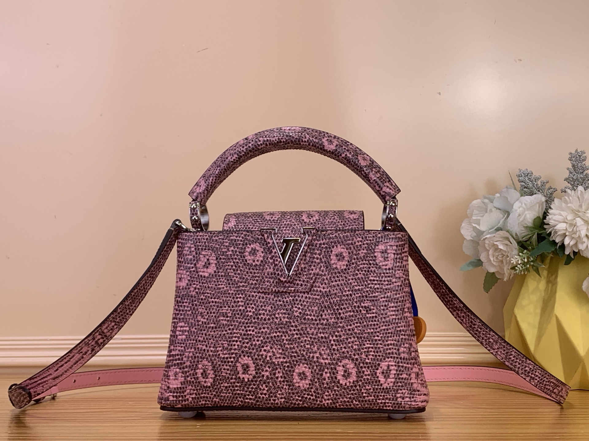 NO:718001,Top original order [Caucines Mini handbag] N48865 pink (cowhide pressed lizard pattern) Caucines mini jw handbag exquisitely combines elegant lizard skin outer layer, delicate sheepskin lining and luster metal parts. The iconic flap achieves two styles: the LV logo is read inside, and the Monogram flower blooms outside. It is equipped with a metal chain to light up an eye-catching corner for evening occasions.  Size 21×14×8cm.110121250,,louis vuitton,cowhide,sheepskin19860909顶级原单【 Caucines Mini 手袋】N48865 粉色（牛皮压蜥蜴纹） Caucines mini jw手袋精巧融合雍容蜥蜴皮外层、细腻绵羊皮内衬和莹泽金属件,标志性翻盖成就两式风尚:内收读取lv标识,外置绽放Monogram花卉,配上金属链条 为晚间场合点亮瞩目一隅 尺寸21×14×8cm.110121250,,louis vuitton,cowhide,sheepskin,Bag