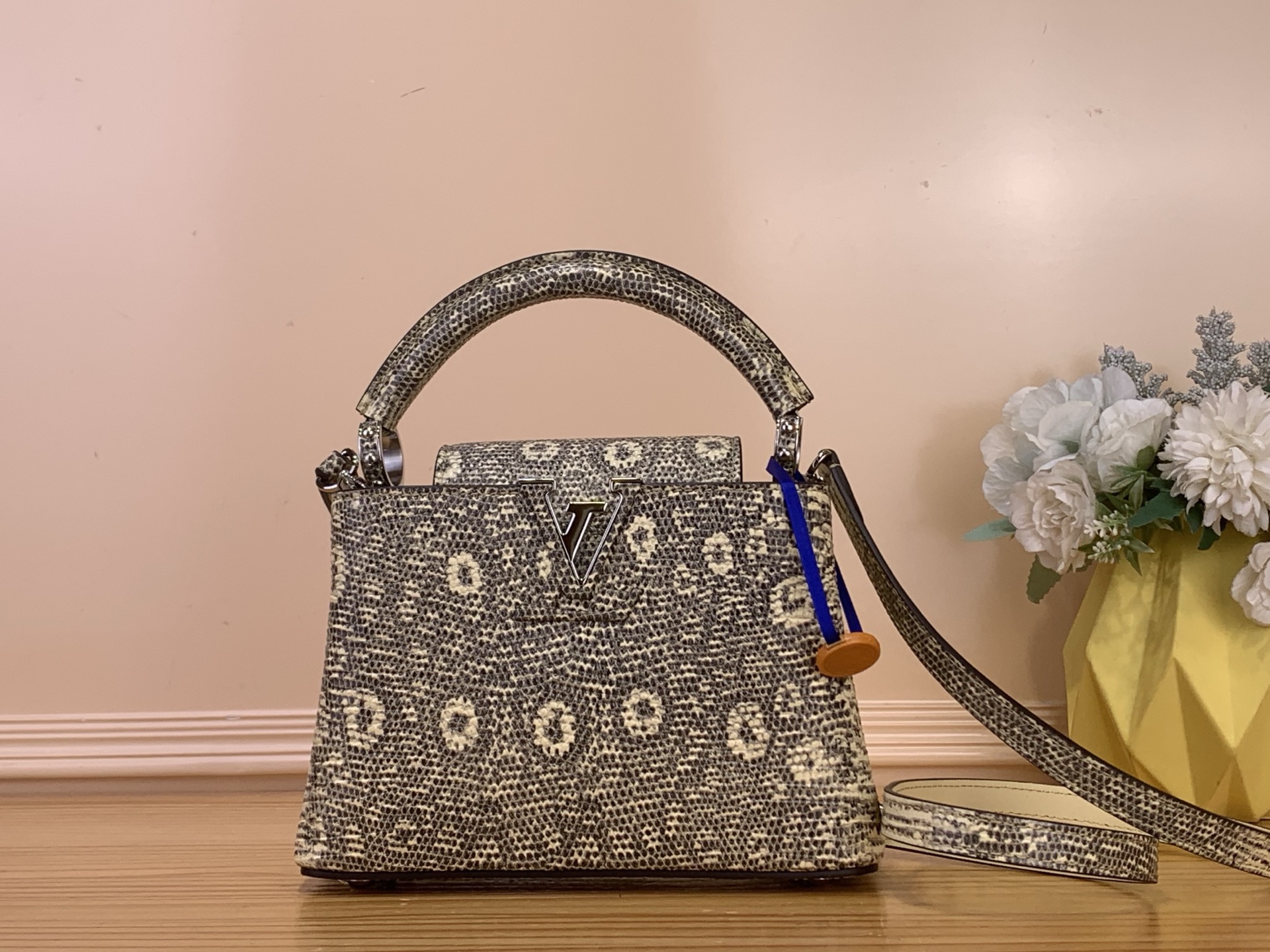 NO:718003,Top original order [Caucines Mini handbag] N48865 yellow (cowhide pressed lizard pattern) Caucines mini jw handbag exquisitely combines elegant lizard skin outer layer, delicate sheepskin lining and luster metal parts. The iconic flap achieves two styles: the LV logo is read inside, and the Monogram flower blooms outside. It is equipped with a metal chain to light up an eye-catching corner for evening occasions.  Size 21×14×8cm.110121250,,louis vuitton,cowhide,sheepskin19860909顶级原单【 Caucines Mini 手袋】N48865 黄色（牛皮压蜥蜴纹） Caucines mini jw手袋精巧融合雍容蜥蜴皮外层、细腻绵羊皮内衬和莹泽金属件,标志性翻盖成就两式风尚:内收读取lv标识,外置绽放Monogram花卉,配上金属链条 为晚间场合点亮瞩目一隅 尺寸21×14×8cm.110121250,,louis vuitton,cowhide,sheepskin,Bag