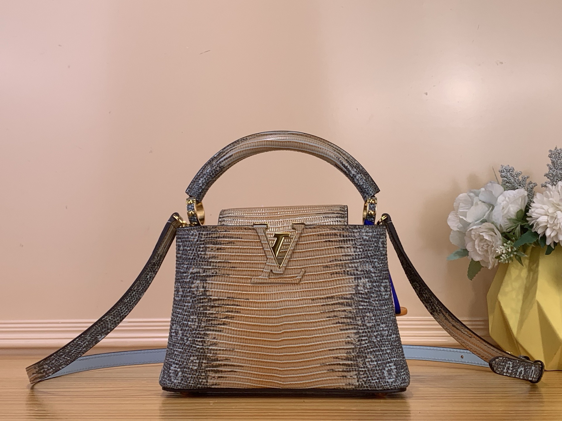 NO:718006,Top original order [Caucines Mini handbag] N48865 orange with blue/Himalaya (cowhide pressed lizard pattern) Caucines mini jw handbag exquisitely combines graceful lizard skin outer layer, delicate sheepskin lining and luster metal parts. The iconic flap achieves two styles: the LV logo is read inside, and the Monogram flower blooms on the outside. It is equipped with a metal chain to light up an eye-catching corner for evening occasions.  Size 21×14×8cm.110121250,,louis vuitton,cowhide,sheepskin19860909顶级原单【Caucines Mini 手袋】N48865 橙色拼蓝色/喜马拉雅（牛皮压蜥蜴纹） Caucines mini jw手袋精巧融合雍容蜥蜴皮外层、细腻绵羊皮内衬和莹泽金属件,标志性翻盖成就两式风尚:内收读取lv标识,外置绽放Monogram花卉,配上金属链条 为晚间场合点亮瞩目一隅 尺寸21×14×8cm.110121250,,louis vuitton,cowhide,sheepskin,Bag