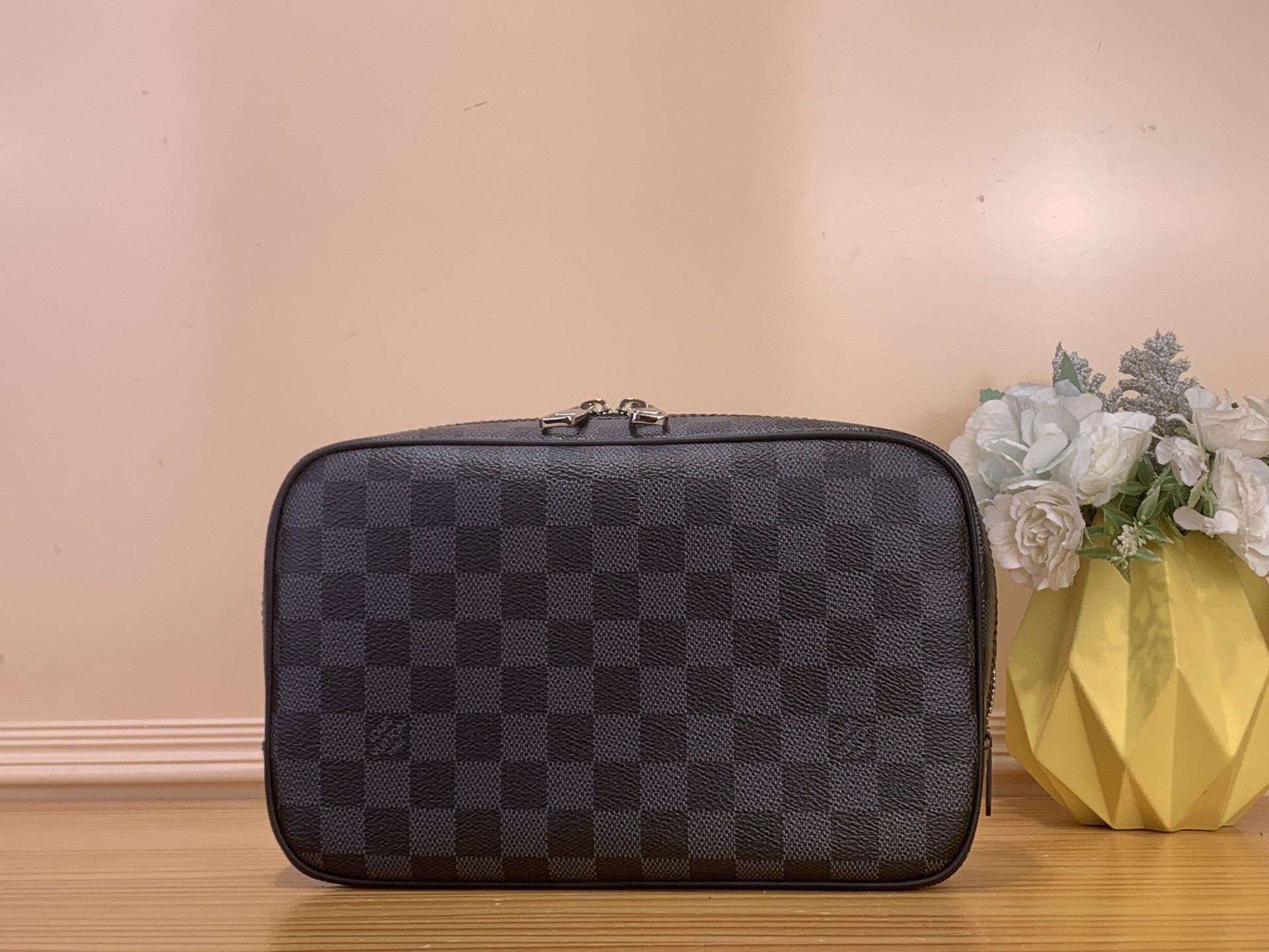 NO:717998,Top original order [Cosmetic Bag, Toilet Bag] M43383 Black Flower M47506 Presbyopic Flower N47521 Black Check This large toilet bag has a generous appearance and ample capacity. The fabric is soft-touch canvas. It has a double zipper and a large opening for easy access to items. It has large storage space, the best quality waterproof inside, pure steel hardware, a must-have item for exquisite life. Size 24.5 × 7  ×15.5cm3614045,,cosmetic bags & cases19860909顶级原单【化妆包 盥洗包】M43383黑花 M47506老花 N47521黑格 这款大号的盥洗包外观大方 ,容量充足面料为手感柔软的帆布 ,具有的双拉链大开口便于取放物品 ,收纳空间大,内里防水最佳品质,纯钢五金,精致生活必备单品. 尺寸 24.5 × 7 ×15.5cm3614045,,cosmetic bags & cases,Bag