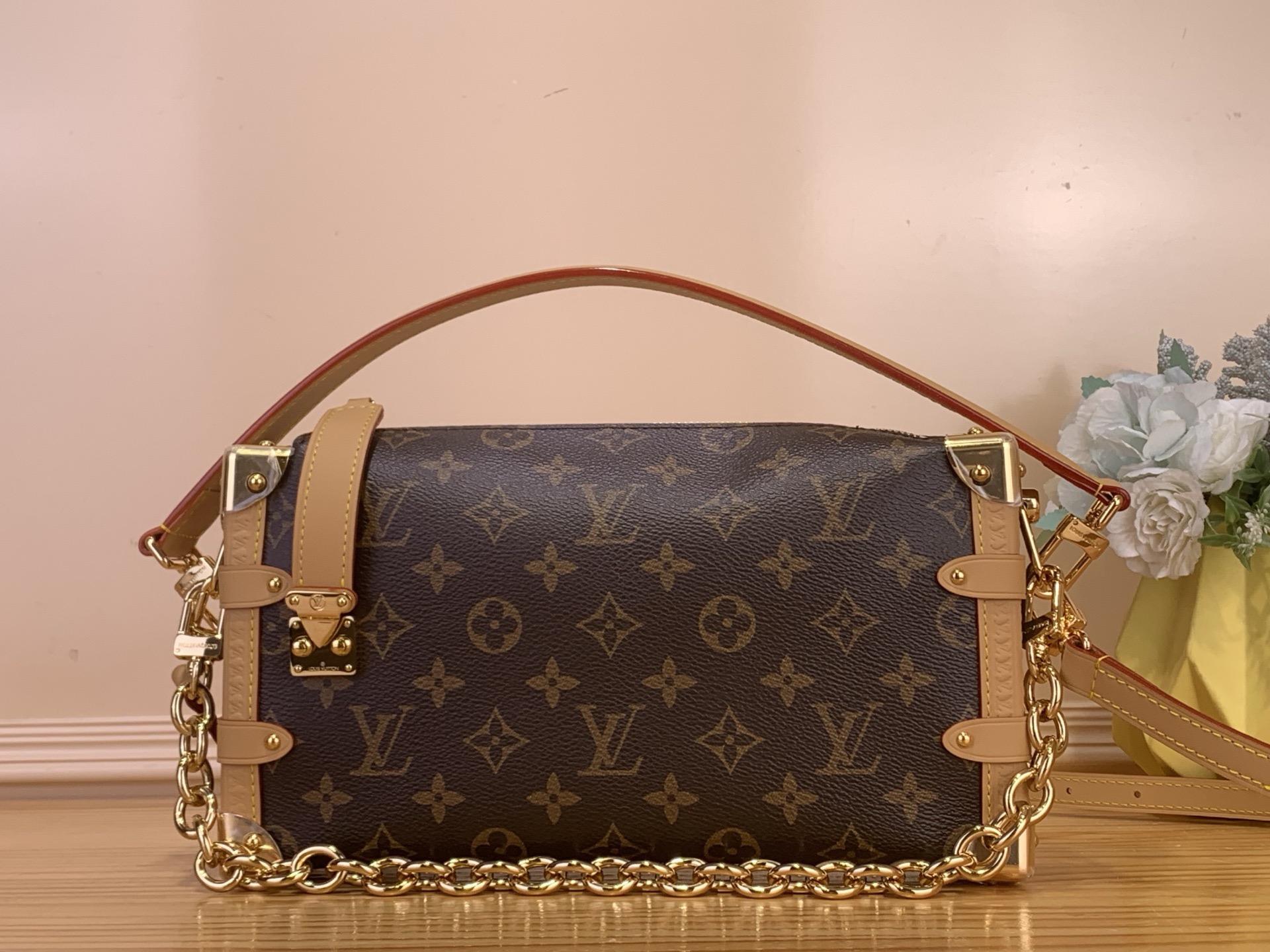 NO:717992,Top original order [SIDE TRUNK EAST WEST Medium Handbag] m28385 Side Trunk handbag is re-launched in a slender East West silhouette, suitable for urban weekend life. It is crafted from classic Monogram  7 x 28 cm 6617075 (height x width x length),,louis vuitton19860909顶级原单【SIDE TRUNK EAST WEST 中号手袋】 m28385 Side Trunk 手袋以修长的 East West 廓形焕新登场,适配都市周末生活.采用经典 Monogram xh帆布与雅致金属件匠心打造,缀以编织链条、旅行箱风格包角及标志性 S-lock 锁扣,致意路易威登传统行李箱工艺.可收纳日常所需,提供多种背携方式. 尺寸15 x 7 x 28 厘米 6617075 (高 x 宽 x 长度),,louis vuitton,Bag