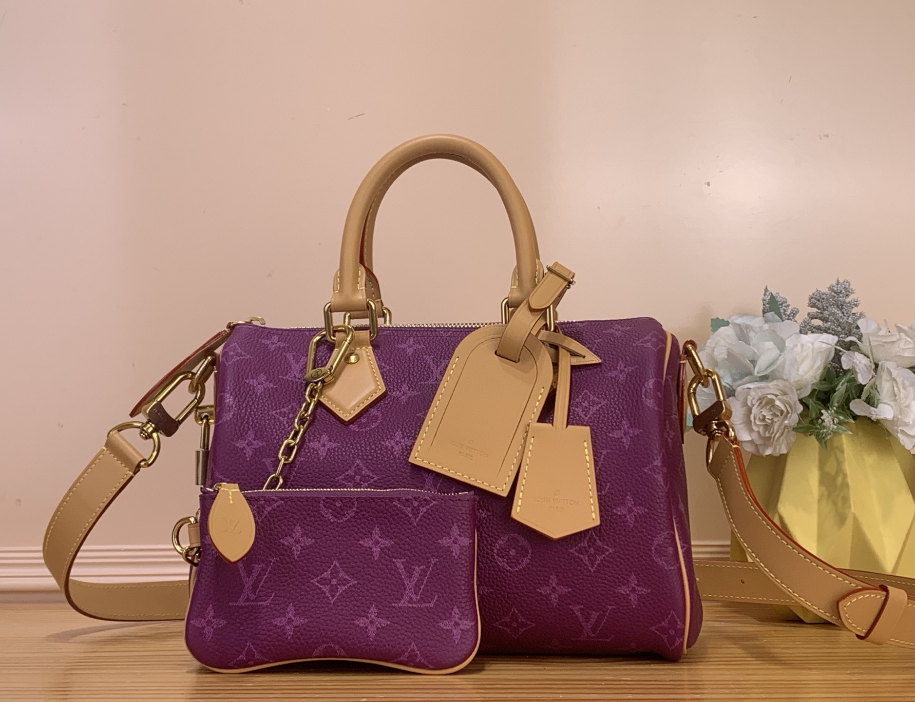 NO:718035,Top Original [Sac Seedy 9 Bandoulière 25] m28383 Purple This calfskin Seedy 9 Bandoulière 25 revisits the iconic model in a colorful version, decorated with a tonal Monogram pattern. Contrasting calfskin enhances the rolled leather upper handles, removable shoulder strap and unique address clip. Inside, a gold plate found in all House Seedy 9 bags, attests to the extraordinary know-how of this exclusive piece.  Dimensions: 25 x 15 x 15 cm (length x height x width), shoulder bags, cowhide19860909顶级原单【Sac Seedy 9 Bandoulière 25】m28383 紫色 这款小牛皮Seedy 9单肩包25以彩色版本重温的标志性模型,装饰有同色系的Monogram 图案.对比鲜明的小牛皮增强了卷皮鞋面手柄、可拆卸肩带和独特的地址夹.在里面,House所有Seedy 9包中都有一个金板,证明了这件独家作品的非凡专有技术. 尺寸25 x 15 x 15 cm厘米（长x高x宽）,,shoulder bags,cowhide,Bag