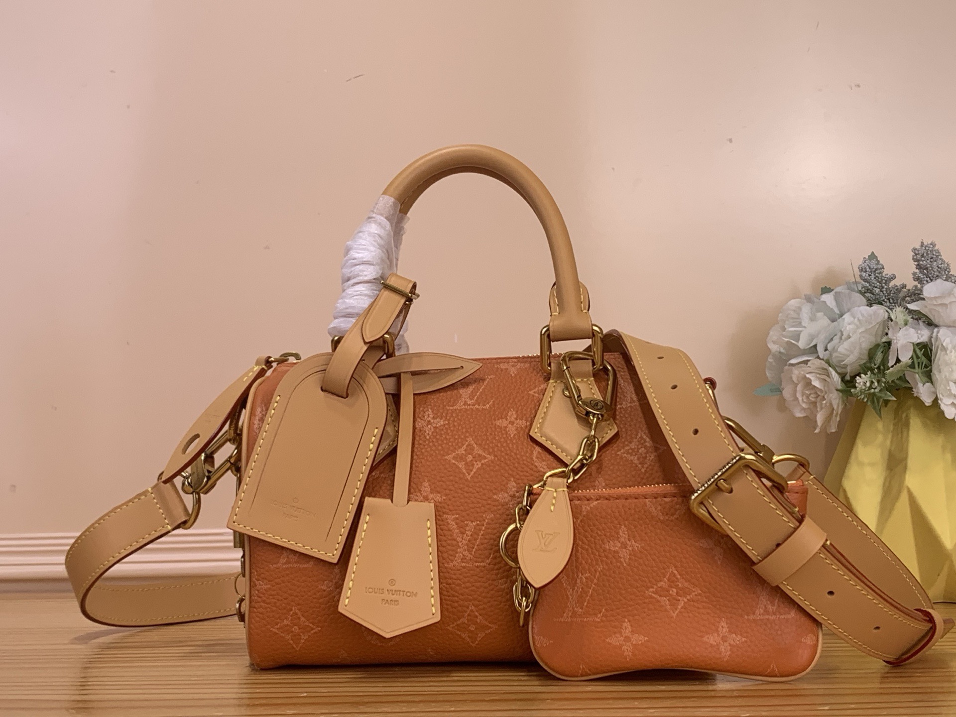 NO:718045,Top Original [Sac Seedy 9 Bandoulière 20 Handbag] m28307 Orange A discreet but visible interpretation of Monogram and a printed tar effect lend an artisanal style to this Seedy 9 Bandoulière 20 in bright calfskin. This compact model features Seedy's famous roll-up top handle, address holder and keychain. The removable and adjustable shoulder strap offers multiple wearing options.  Dimensions: 22x14x17.5 cm (length x height x width), shoulder bags, cowhide19860909顶级原单【Sac Seedy 9 Bandoulière 20手袋】 m28307 橙色 对Monogram的谨慎但可见的诠释和印花焦油效果为这款明亮的小牛皮的Seedy 9单肩包20赋予了手工风格.这款紧凑型型号具有Seedy著名的卷起上手柄、地址持有人和钥匙圈.可拆卸和可调节的肩带提供多种佩戴选择. 尺寸22x14x17.5厘米（长x高x宽）,,shoulder bags,cowhide,Bag