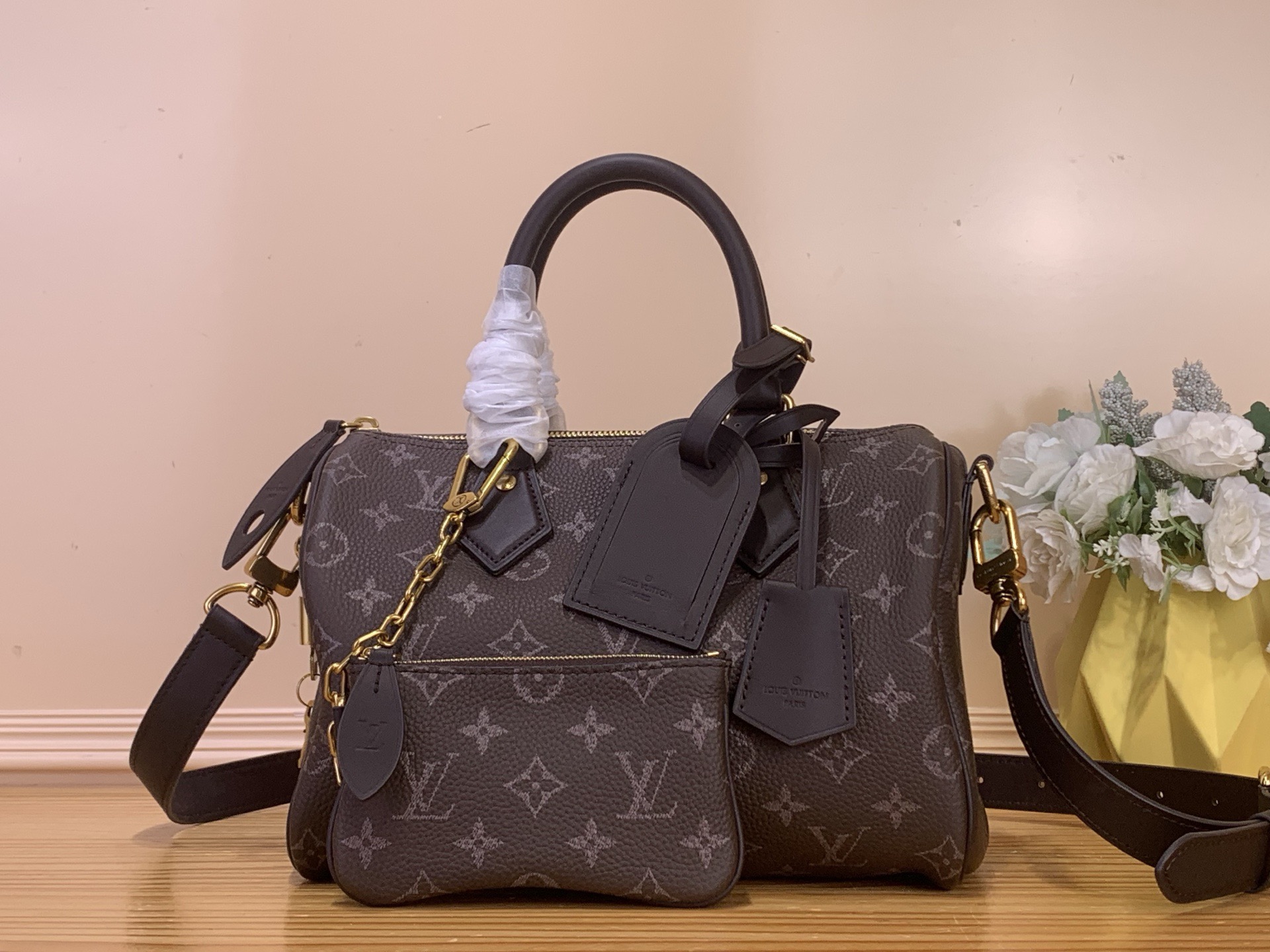 NO:718040,Top Original Bag [Sac Seedy 9 Bandoulière 25] m27974 Coffee Brown Ebony This Seedy 9 Shoulder Bag 25 is made from soft calfskin, dark-toned brown Monogram coffee beans. This version is more compact than the iconic original bag and features a slightly faded tonal monogram pattern. Rolled leather upper handles and removable and adjustable shoulder straps allow for different carrying options.  Dimensions: 25x15x15 cm (length x height x width), shoulder bags, cowhide19860909顶级原单【Sac Seedy 9 Bandoulière 25】 m27974 咖啡棕 乌木色 这款Seedy 9单肩包25由柔软的小牛皮制成,深色调的棕色Monogram咖啡豆.这个版本比标志性的原始包更紧凑,其特点是略微褪色的同色字母图案.卷皮鞋面手柄和可拆卸和可调节的肩带允许不同的携带选择. 尺寸25x15x15厘米（长x高x宽）,,shoulder bags,cowhide,Bag