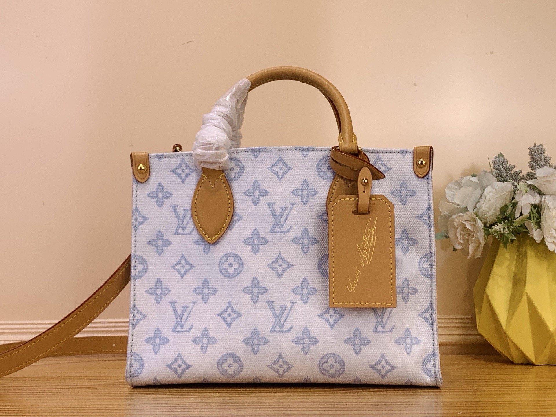 NO:718037,Upgraded version [OnTheGo small handbag] M28289 light blue (color PVC) To celebrate the anniversary of the launch of Louis Vuitton's Monogram pattern, this OnTheGo hl small handbag chooses Monogram Origine Bleu Courier pattern canvas to reinterpret classic elements from a retro perspective. The shoulder straps, handles and address plates are cut out of cow leather, and the striped lining and pockets are visible when opened. The zipper bag securely stores valuables. Size 25x 19x  11.5cm.5816065,,louis vuitton,cowhide19860909升级版【OnTheGo小号手袋】M28289 浅蓝色(彩色 PVC ) 为庆贺路易威登Monogram图案问世周年,此款OnTheGo hl小号手袋选择 Monogram Origine Bleu Courier图案帆布,以复古视角重绎经典元素.牛皮革裁出肩带、手柄和地址牌,开启可见条纹内衬和口袋.拉链袋稳妥收纳贵重小物. 尺寸25x 19x 11.5厘米.5816065,,louis vuitton,cowhide,Bag