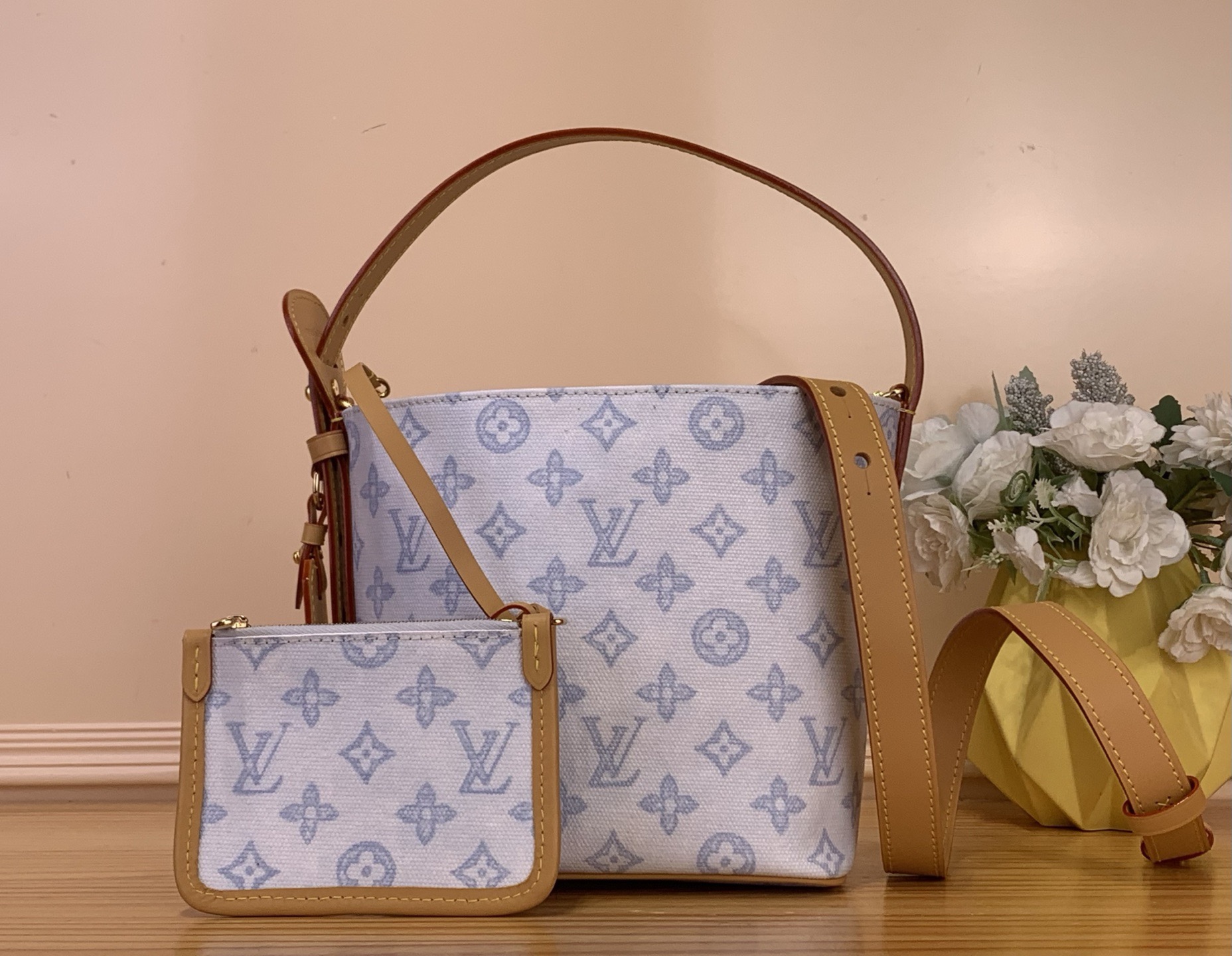 NO:718034,Upgraded version [All in bb handbag] m27529 blue/color To commemorate the birth anniversary of Louis Vuitton's Monogram Hl canvas, the iconic signature is updated to a retro-style anniversary piece 'All in BB'.Gx Chic Monogram Origin Blue Monogram finished in Courier's hue  Origin canvas, leather trimmed with gold padlock and anniversary branding. Interior decorated with striped pattern lining, zipped pouch that can also be used alone. Dimensions 16 x 18 x 12 cm 5516050.. (WxHx Sides, Louis Vuitton19860909升级版【All in bb 手袋】m27529 蓝色/彩色 为纪念路易威登的Monogram Hl帆布诞生周年,将标志性的签名更新为复古风格的周年纪念单品“All In BB”.Gx别致的Monogram Origin Blue 以Courier的色调完成的Monogram Origin帆布上,进行了皮革修剪,加上了金色的挂锁（锁）和周年纪念限定的名牌装饰有条纹图案衬里的内部装修,配有单体也可以使用的拉链式小袋. 尺寸16 x 18 x 12厘米 5516050..（宽x高x边,,louis vuitton,Bag