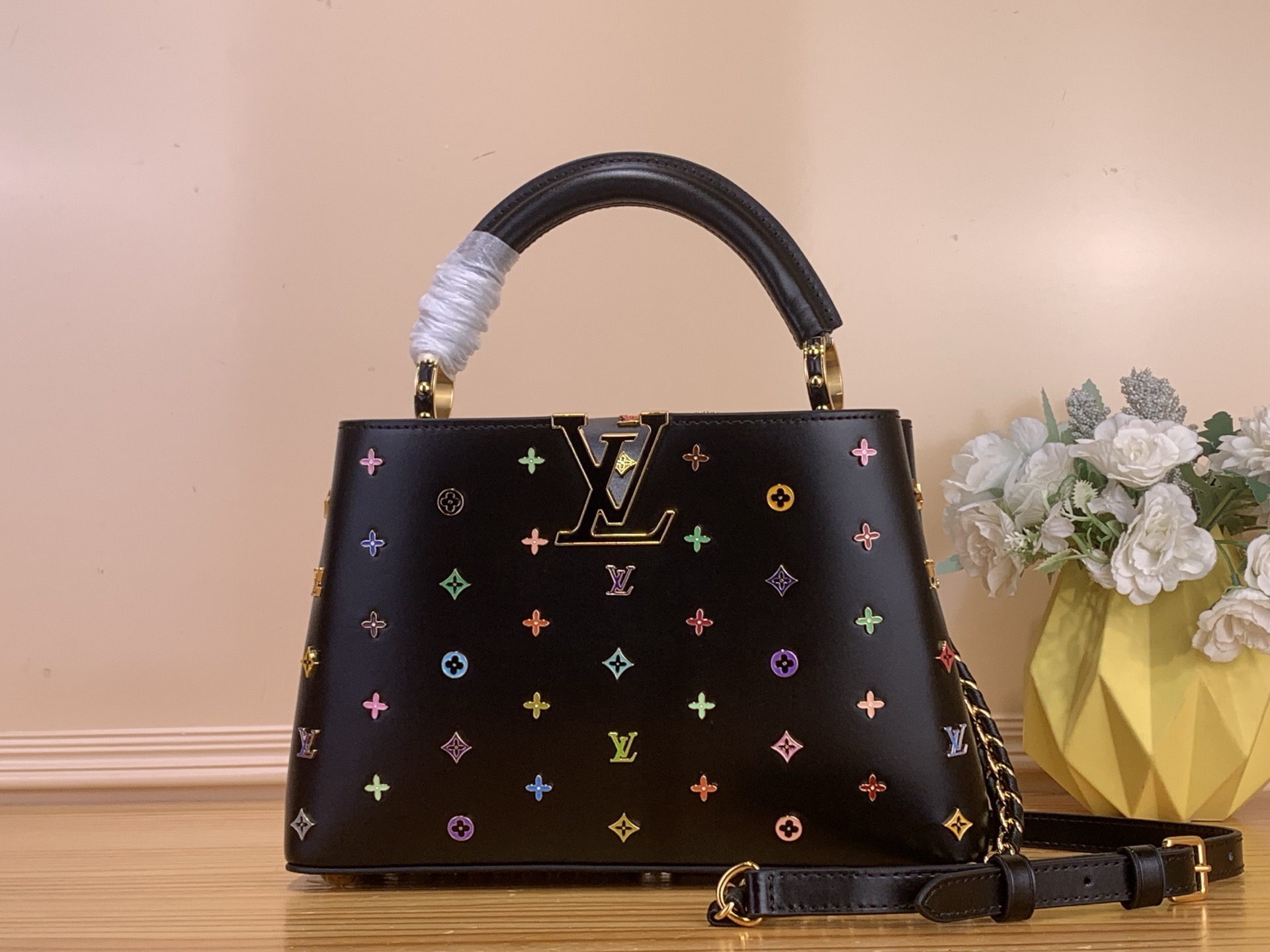 NO:718016,Top original order [CAPUCINES bb handbag] m27637 black/rainbow (Takashi Murakami) Louis Vuitton  145121550 (height x width x length),,louis vuitton,louis vuitton,cowhide19860909顶级原单【CAPUCINES bb手袋】m27637 黑色/彩虹（村上隆） 路易威登 x 村上隆合作系列推出此款 Capucines hl迷你手袋,庆贺经典 Monogram 图案问世 周年.LV 花卉饰钉点缀牛皮革包身,LV 字母比拟高定韵味.无论何种背携方式,均可优雅出席晚间场合. 尺寸17.3x9x27 厘米 145121550 (高 x 宽 x 长度),,louis vuitton,louis vuitton,cowhide,Bag