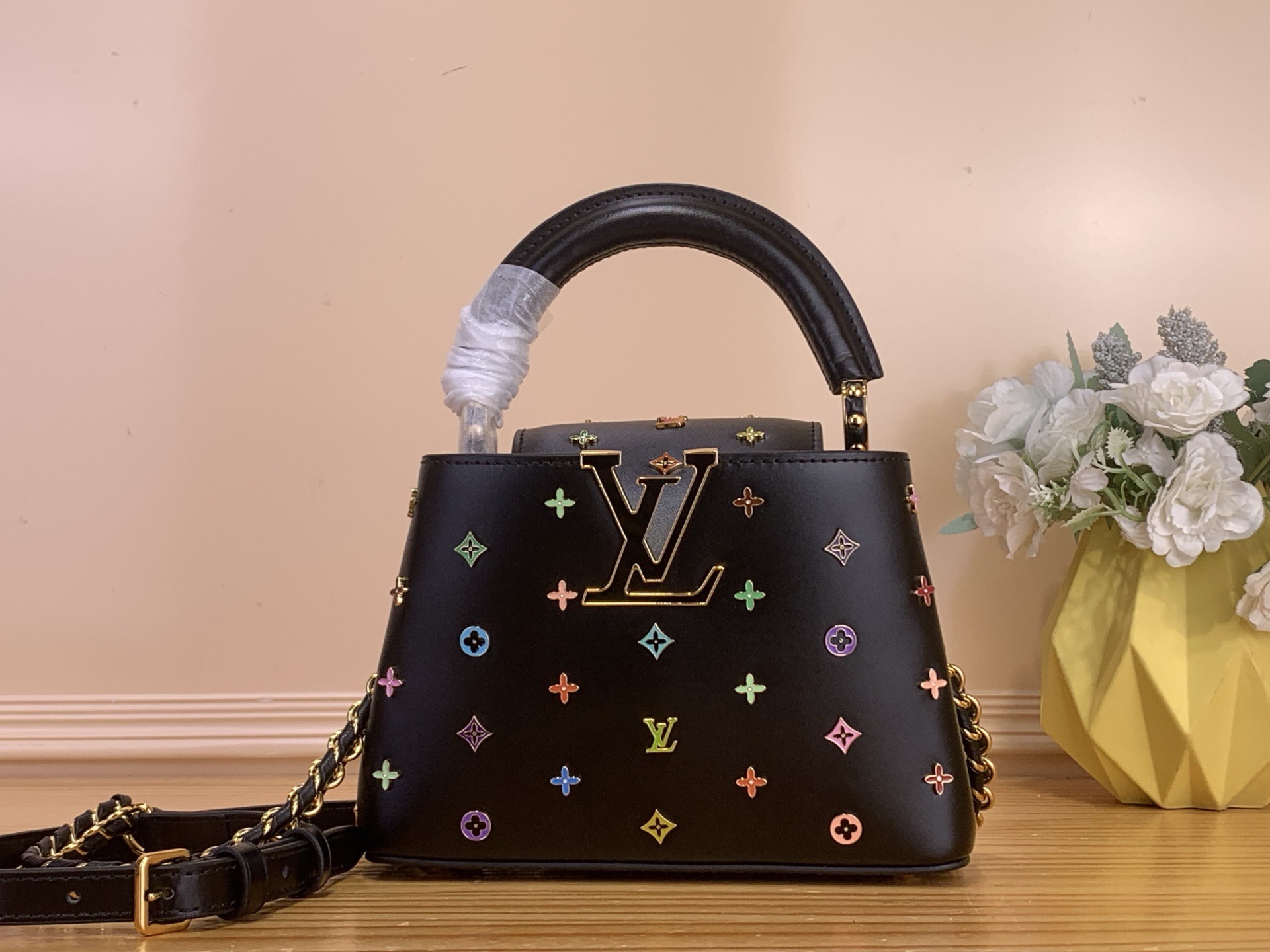 NO:718019,Top original order [CAPUCINES mini handbag] m27637 black/rainbow (Takashi Murakami) The Louis Vuitton  135121450 (height x width x length),,louis vuitton,louis vuitton,cowhide19860909顶级原单【CAPUCINES 迷你手袋】m27637 黑色/彩虹（村上隆） 路易威登 x 村上隆合作系列推出此款 Capucines hl迷你手袋,庆贺经典 Monogram 图案问世 周年.LV 花卉饰钉点缀牛皮革包身,LV 字母比拟高定韵味.无论何种背携方式,均可优雅出席晚间场合. 尺寸14 x 8 x 21 厘米 135121450 (高 x 宽 x 长度),,louis vuitton,louis vuitton,cowhide,Bag