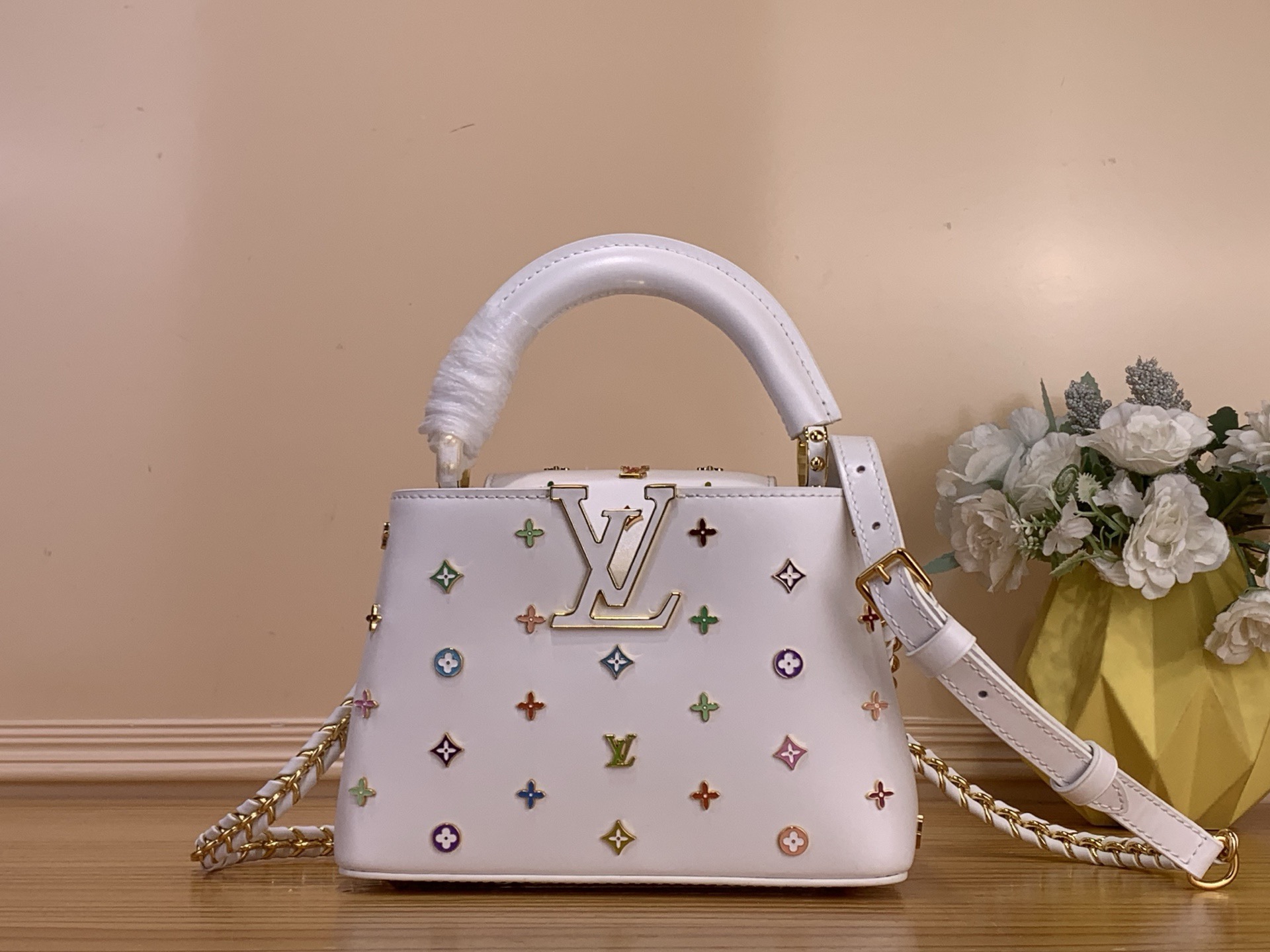 NO:718023,Top original order [CAPUCINES mini handbag] m27637 white/rainbow (Takashi Murakami) Louis Vuitton x Murakami collaboration series launches this Capucines hl mini handbag to celebrate the anniversary of the classic Monogram pattern. LV floral studs embellished the cow leather bag body, and the LV letters compare to the high-end charm. No matter how you carry it, you can attend evening occasions elegantly. Size 14 x 8 x 21 cm  135121400 (height x width x length),,louis vuitton,louis vuitton,cowhide19860909顶级原单【CAPUCINES 迷你手袋】m27637 白色/彩虹（村上隆） 路易威登 x 村上隆合作系列推出此款 Capucines hl迷你手袋,庆贺经典 Monogram 图案问世 周年.LV 花卉饰钉点缀牛皮革包身,LV 字母比拟高定韵味.无论何种背携方式,均可优雅出席晚间场合. 尺寸14 x 8 x 21 厘米 135121400 (高 x 宽 x 长度),,louis vuitton,louis vuitton,cowhide,Bag