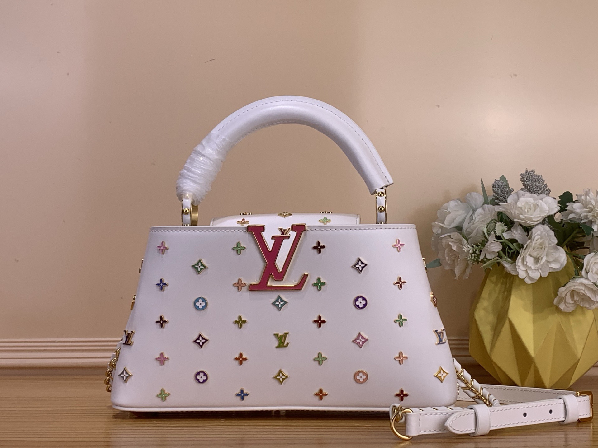 NO:718028,Top original order [CAPUCINES EW bb handbag] m27636 white/rainbow (Takashi Murakami) To celebrate the birth anniversary of the classic Monogram pattern, the Louis Vuitton x Murakami collaboration series launches a new version of the Capucines East-West hl mini handbag, interpreting pop art in a haute couture spirit. LV floral studs made of smooth cow leather and colorful enamel, and the woven chain and shoulder strap can be removed at will. Size 29 x  16.5 x 9 cm 145121500 (height x width x length),,louis vuitton,louis vuitton,cowhide19860909顶级原单【CAPUCINES EW bb手袋】m27636 白色/彩虹（村上隆） 为庆贺经典 Monogram 图案诞生 周年,路易威登 x 村上隆合作系列推出 Capucines East-West hl迷你手袋的焕新版本,以高定精神解读流行艺术.柔滑牛皮革烘托缤纷珐琅制成的 LV 花卉饰钉,编织链条和肩带可随心取下. 尺寸29 x 16.5 x 9 厘米 145121500 (高 x 宽 x 长度),,louis vuitton,louis vuitton,cowhide,Bag