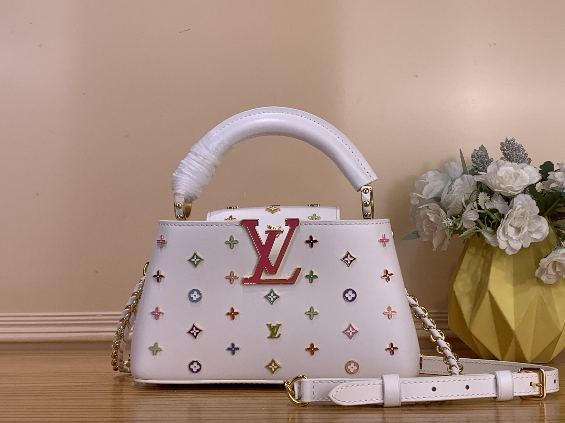 NO:718033,Top original order [CAPUCINES EW mini handbag] m27636 white/rainbow (Takashi Murakami) To celebrate the birth anniversary of the classic Monogram pattern, the Louis Vuitton x Murakami collaboration series launches a new version of the Capucines East-West hl mini handbag, interpreting pop art in a haute couture spirit. LV floral studs made of smooth cow leather and colorful enamel, and the woven chain and shoulder strap can be removed at will. Size 12 x 8 x  22 cm 135121400 (height x width x length),,louis vuitton,louis vuitton,cowhide19860909顶级原单【CAPUCINES EW 迷你手袋】m27636 白色/彩虹（村上隆） 为庆贺经典 Monogram 图案诞生 周年,路易威登 x 村上隆合作系列推出 Capucines East-West hl迷你手袋的焕新版本,以高定精神解读流行艺术.柔滑牛皮革烘托缤纷珐琅制成的 LV 花卉饰钉,编织链条和肩带可随心取下. 尺寸12 x 8 x 22 厘米 135121400 (高 x 宽 x 长度),,louis vuitton,louis vuitton,cowhide,Bag