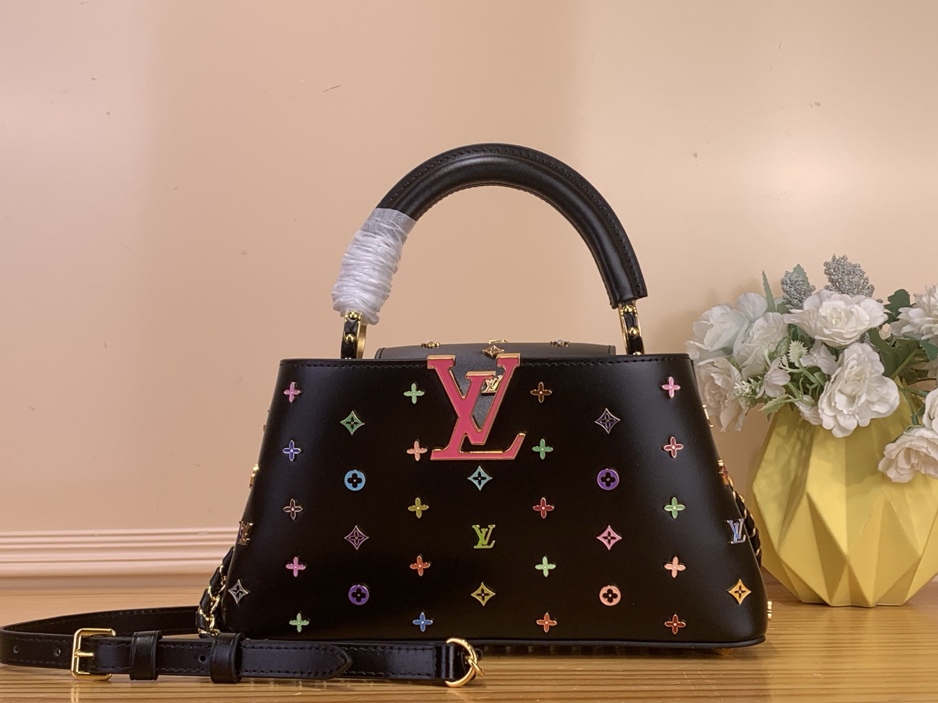 NO:718036,Top original order [CAPUCINES EW bb handbag] m27636 black/rainbow (Takashi Murakami) To celebrate the birth anniversary of the classic Monogram pattern, the Louis Vuitton x Murakami collaboration series launches a new version of the Capucines East-West hl mini handbag, interpreting pop art in a haute couture spirit. LV floral studs made of smooth cow leather and colorful enamel, and the woven chain and shoulder strap can be removed at will. Size 29 x  16.5 x 9 cm 145121500 (height x width x length),,louis vuitton,louis vuitton,cowhide19860909顶级原单【CAPUCINES EW bb手袋】m27636 黑色/彩虹（村上隆） 为庆贺经典 Monogram 图案诞生 周年,路易威登 x 村上隆合作系列推出 Capucines East-West hl迷你手袋的焕新版本,以高定精神解读流行艺术.柔滑牛皮革烘托缤纷珐琅制成的 LV 花卉饰钉,编织链条和肩带可随心取下. 尺寸29 x 16.5 x 9 厘米 145121500 (高 x 宽 x 长度),,louis vuitton,louis vuitton,cowhide,Bag