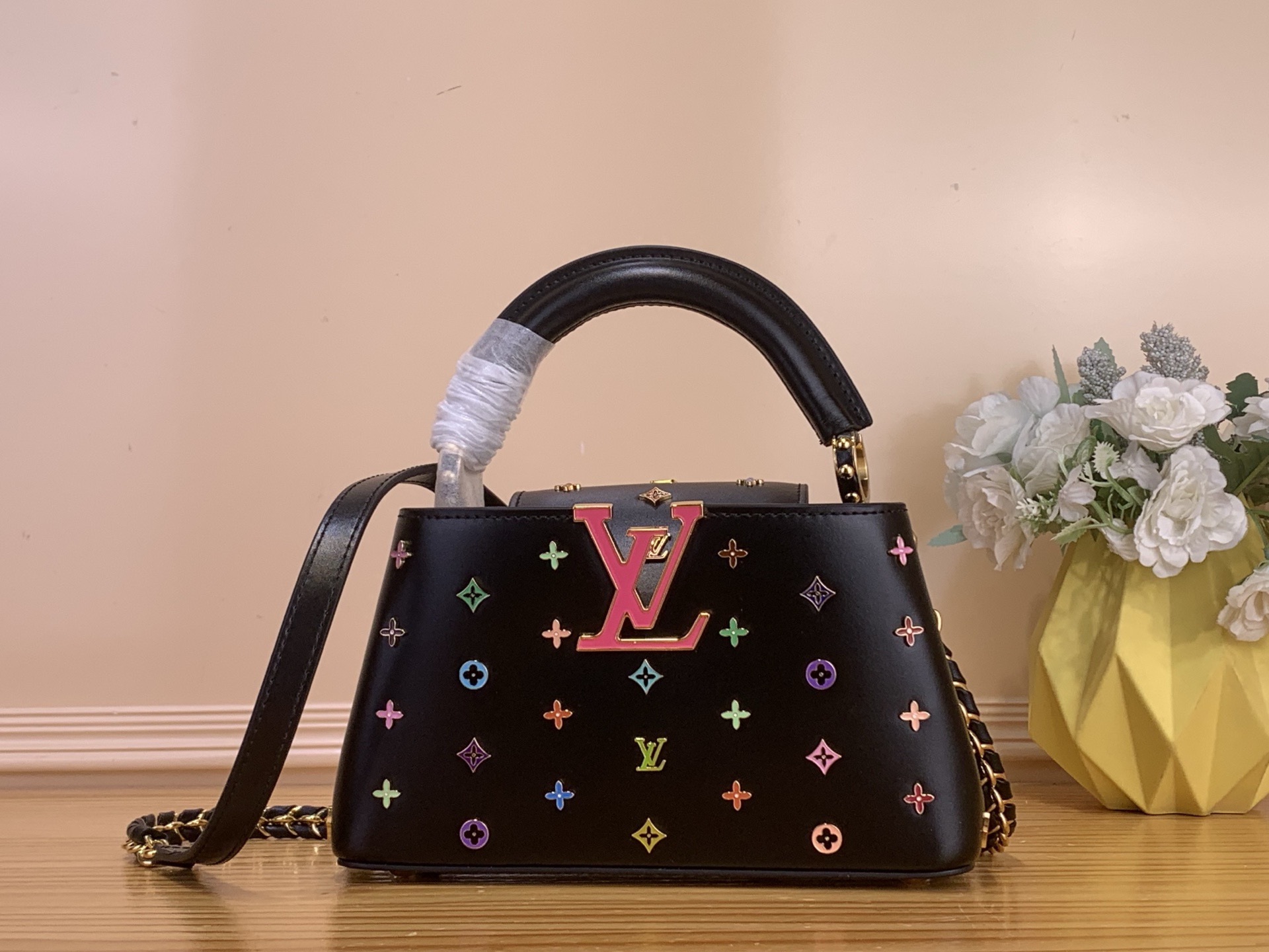 NO:718039,Top original order [CAPUCINES EW mini handbag] m27636 black/rainbow (Takashi Murakami) To celebrate the birth anniversary of the classic Monogram pattern, the Louis Vuitton x Murakami collaboration series launches a new version of the Capucines East-West hl mini handbag, interpreting pop art in a haute couture spirit. LV floral studs made of smooth cow leather and colorful enamel, and the woven chain and shoulder strap can be removed at will. Size 12 x 8 x  22 cm 135121400 (height x width x length),,louis vuitton,louis vuitton,cowhide19860909顶级原单【CAPUCINES EW 迷你手袋】m27636 黑色/彩虹（村上隆） 为庆贺经典 Monogram 图案诞生 周年,路易威登 x 村上隆合作系列推出 Capucines East-West hl迷你手袋的焕新版本,以高定精神解读流行艺术.柔滑牛皮革烘托缤纷珐琅制成的 LV 花卉饰钉,编织链条和肩带可随心取下. 尺寸12 x 8 x 22 厘米 135121400 (高 x 宽 x 长度),,louis vuitton,louis vuitton,cowhide,Bag