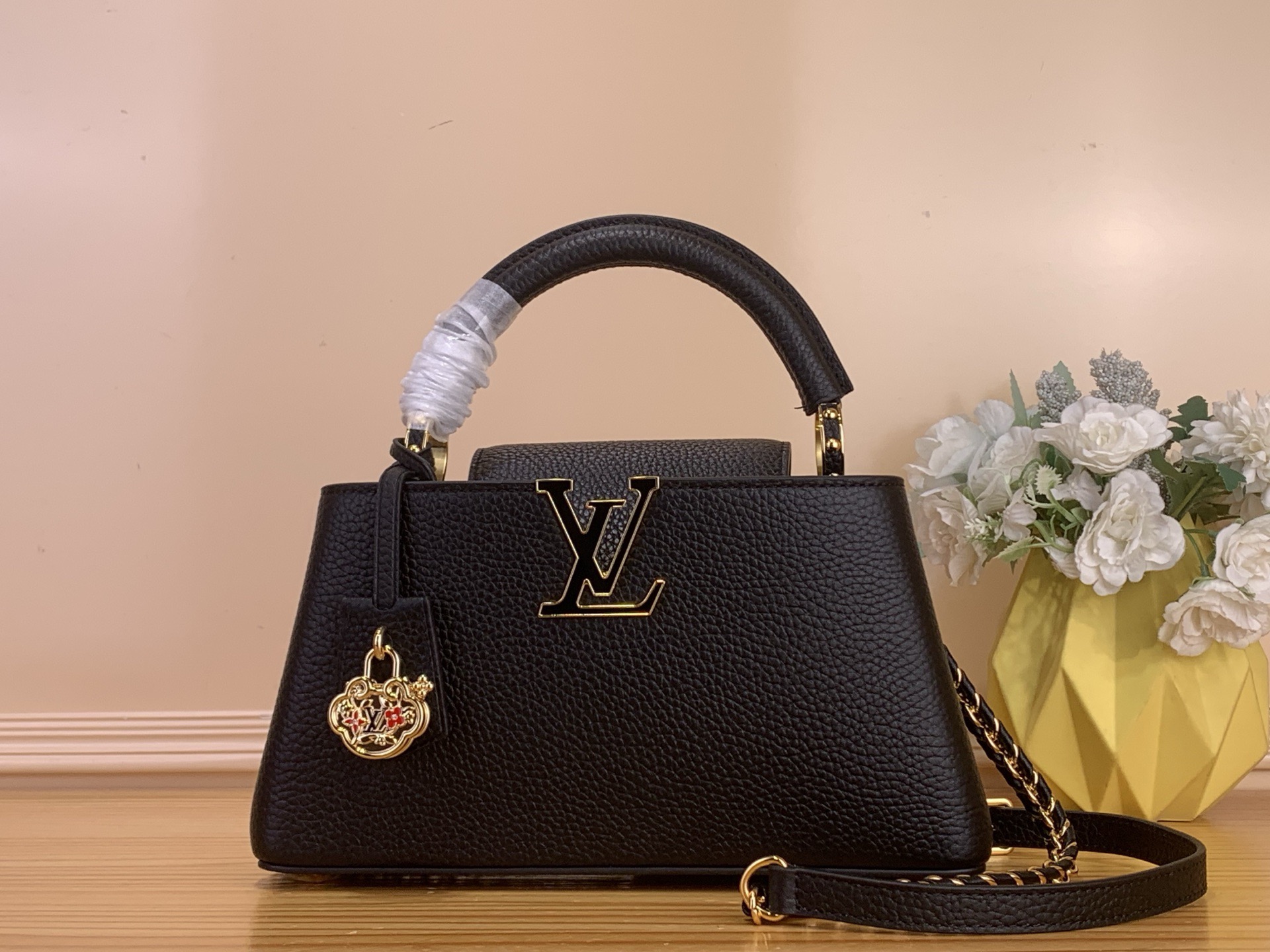 NO:718013,Top original order [CAUCINES bb handbag] m27300 black This Caucines East-West bb handbag is rendered in a vibrant new color, incorporating Taurillon hl cow leather with cow leather trim and LV letters to attract attention to celebrate the Lunar New Year. The detachable woven shoulder strap allows for comfortable cross-body wear, and the playful decoration adds a touch of smart New Year atmosphere. Dimensions 14 x 8 x 26.5 cm 123121400 (H x  width x length),,louis vuitton,cowhide19860909顶级原单【CAUCINES bb手袋】 m27300 黑色 本款 Caucines East-West bb手袋渲染活力新色,为 Taurillon hl牛皮革融入牛皮革饰边和 LV 字母,瞩目欢庆农历新年.可拆卸编织肩带实现舒适斜挎,玩趣装饰再添一抹灵动新春气息. 尺寸14 x 8 x 26.5 厘米 123121400 (高 x 宽 x 长度),,louis vuitton,cowhide,Bag