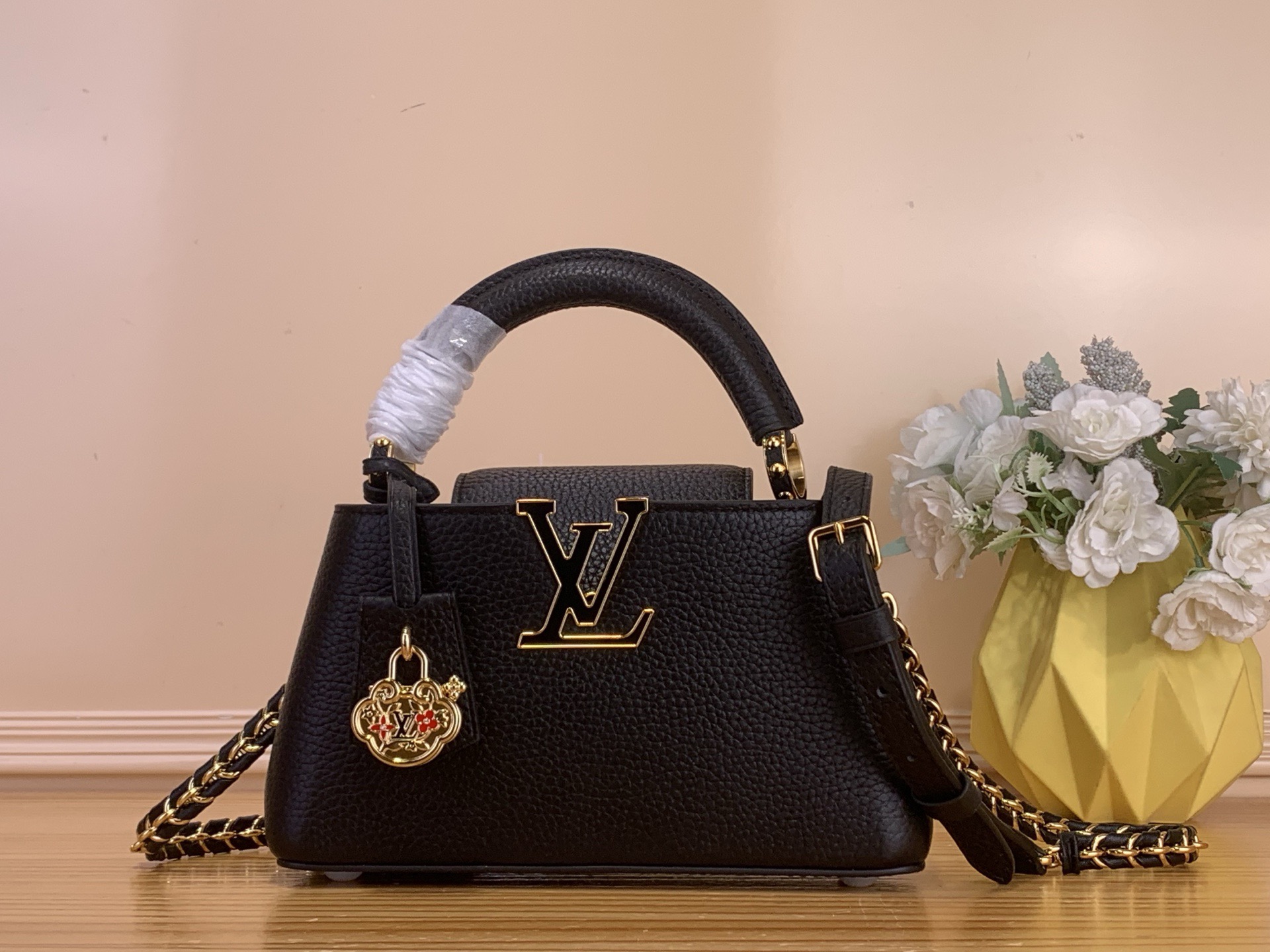 NO:718014,Top original order [CAUCINES mini handbag] m27300 black This Caucines East-West mini handbag is rendered in a vibrant new color, incorporating cow leather trim and LV letters into Taurillon hl cow leather to attract attention to celebrate the Lunar New Year. The detachable woven shoulder strap allows for comfortable cross-body wear, and the playful decoration adds a touch of smart New Year atmosphere. Dimensions 12 x 8 x 22 cm 113121250 (H x W)  x length),,louis vuitton,cowhide19860909顶级原单【CAUCINES 迷你手袋】 m27300 黑色 本款 Caucines East-West 迷你手袋渲染活力新色,为 Taurillon hl牛皮革融入牛皮革饰边和 LV 字母,瞩目欢庆农历新年.可拆卸编织肩带实现舒适斜挎,玩趣装饰再添一抹灵动新春气息. 尺寸12 x 8 x 22 厘米 113121250 (高 x 宽 x 长度),,louis vuitton,cowhide,Bag