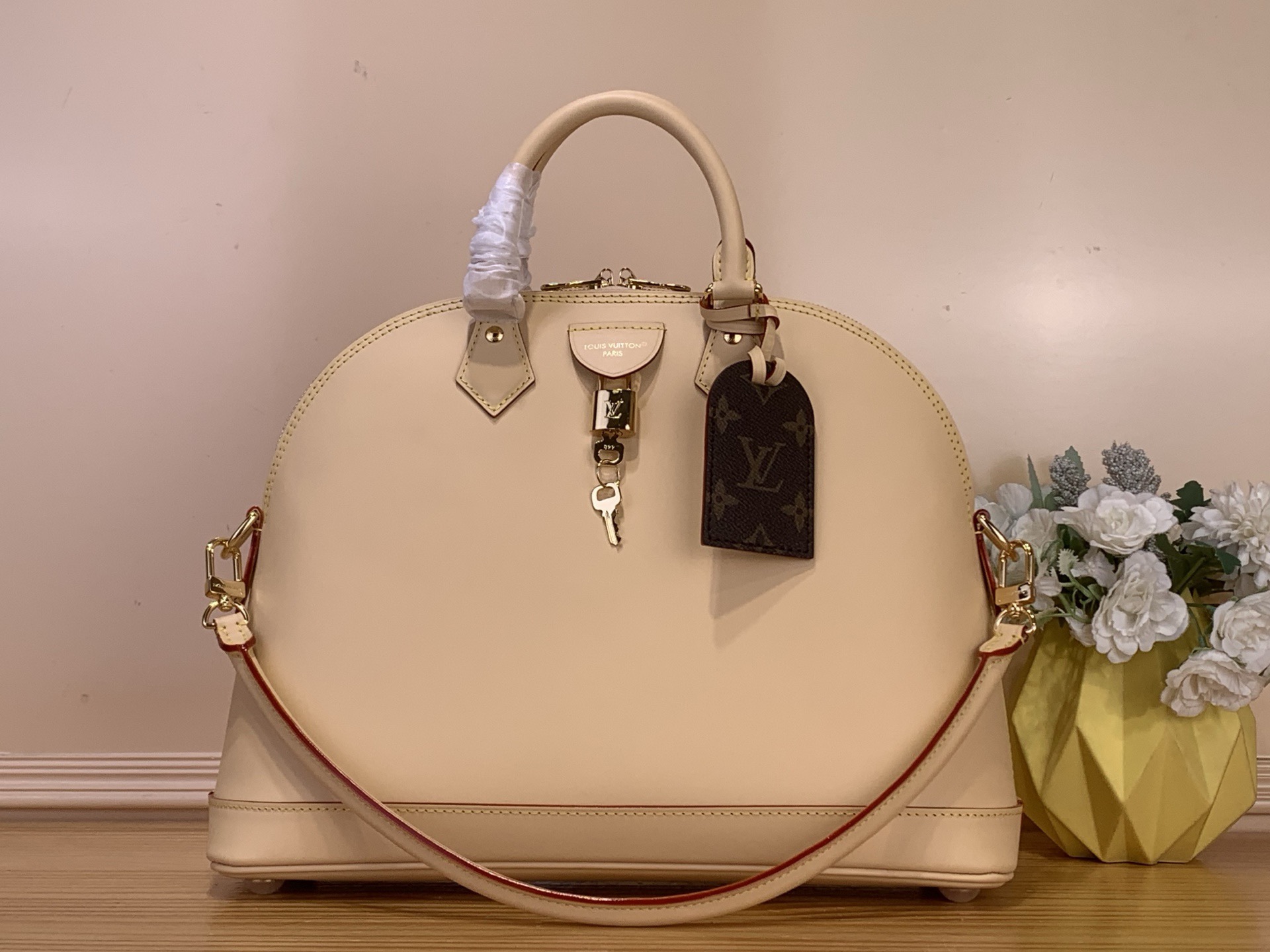 NO:718052,Top original order [Alma small handbag] M27388 apricot. To celebrate the anniversary of the birth of Louis Vuitton's Monogram pattern, this Alma small handbag is wrapped with delicate VVN leather and Monogram jacquard lining, with the exclusive label of the celebration series, demonstrating the brand's exquisite craftsmanship. The address plate of the anniversary series can be removed at will, and the handwritten Louis Vuitton Paris logo commemorates another historical moment of the brand. Size 25 x 16 x  32cm.951981000,,louis vuitton19860909顶级原单【Alma 小号手袋】M27388 杏色 为庆贺路易威登 Monogram 图案诞生 周年,此款 Alma 小号手袋以细腻 VVN 皮革包裹 Monogram 提花内衬,搭配庆贺系列的专属标签,彰显品牌精湛匠艺.周年系列地址牌可随心取下,手写体路易威登巴黎标识纪念品牌又一历史时刻. 尺寸 25 x 16 x 32厘米.951981000,,louis vuitton,Bag