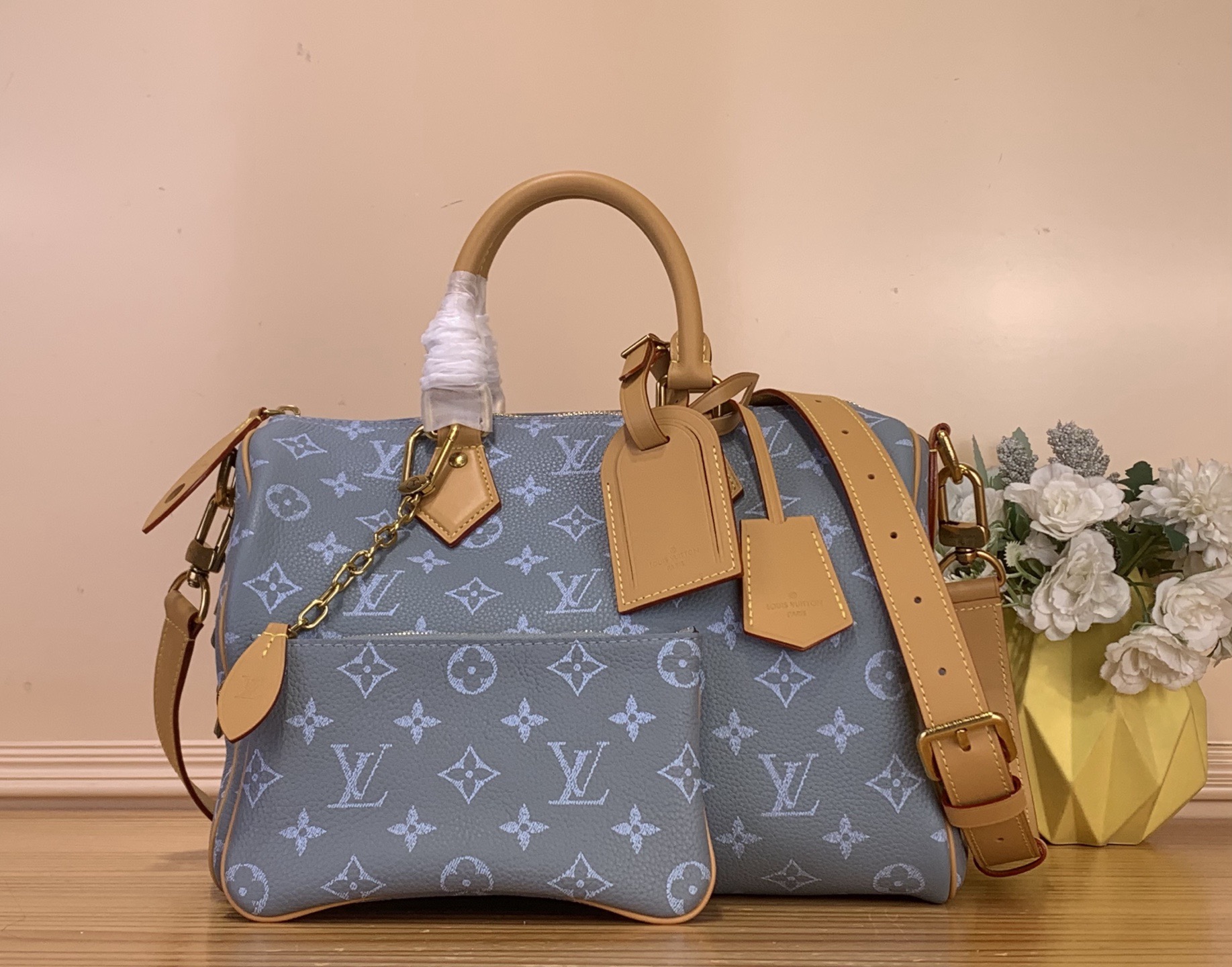 NO:718025,Top Original Sac Seedy 9 Bandoulière 30 m27977 Orange m28384 Gray Blue The calfskin Seedy 9 Bandoulière 30 revisits the iconic model in a colorful version, decorated with a tonal Monogram pattern. Contrasting calfskin enhances the rolled leather upper handles, removable shoulder strap and unique address clip. Inside, House all Seedy  Each of the 9 bags has a gold plate, testifying to the extraordinary know-how of this exclusive piece. Dimensions 32x22.5x18 cm (LxHxW),,shoulder bags,cowhide19860909顶级原单【Sac Seedy 9 Bandoulière 30】m27977 橘黄色 m28384 灰蓝色 这款小牛皮Seedy 9单肩包30以彩色版本重温的标志性模型,装饰有同色系的Monogram图案.对比鲜明的小牛皮增强了卷皮鞋面手柄、可拆卸肩带和独特的地址夹.在里面,House所有Seedy 9包中都有一个金板,证明了这件独家作品的非凡专有技术. 尺寸32x22.5x18厘米（长x高x宽）,,shoulder bags,cowhide,Bag