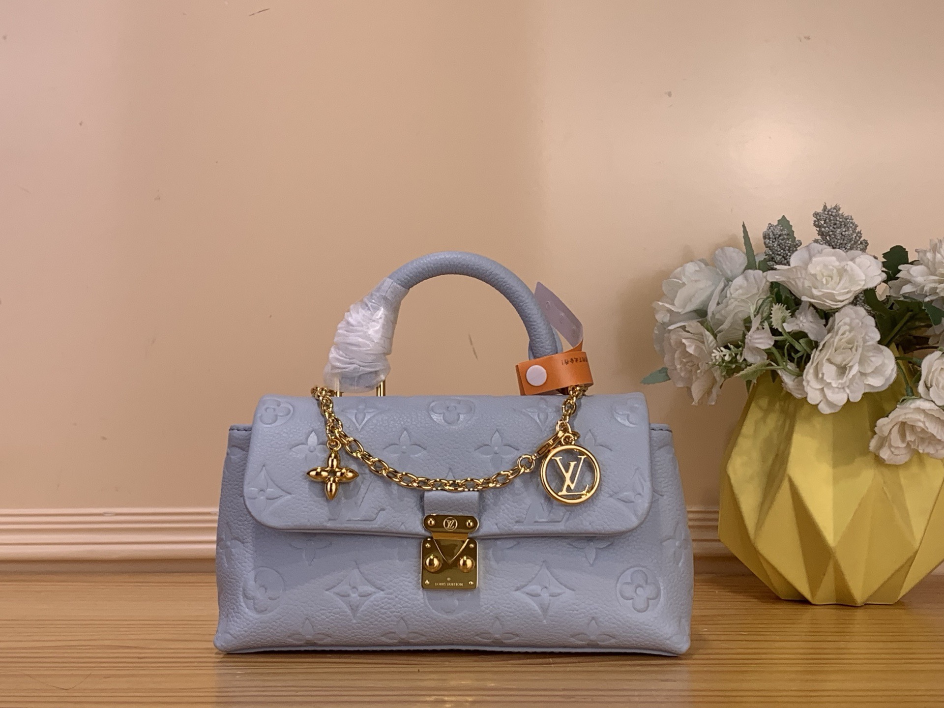 NO:718051,Top original order [NANO MADELEINE handbag] m29448 pink m29352 blue This Nano Madeleine handbag is made of Monogram Emreinte leather to interpret the pocket version of the Madeleine handbag. It is equipped with a classic S-lock ys lock and a detachable chain embellished with the LV Circle logo. There is plenty of space to accommodate daily needs, and it can be carried by hand, shoulder or crossbody. Size 12.5 x 6 x 21  cm.6817075,,louis vuitton19860909顶级原单【NANO MADELEINE 手袋】m29448 粉色 m29352 蓝色 本款 Nano Madeleine 手袋以 Monogram Emreinte 皮革演绎 Madeleine 手袋的袖珍版本,搭配经典 S-lock ys锁扣和点缀 LV Circle 标识的可拆卸链条.充裕空间可容纳日常所需,手提、肩背或斜挎皆宜. 尺寸12.5 x 6 x 21 厘米.6817075,,louis vuitton,Bag