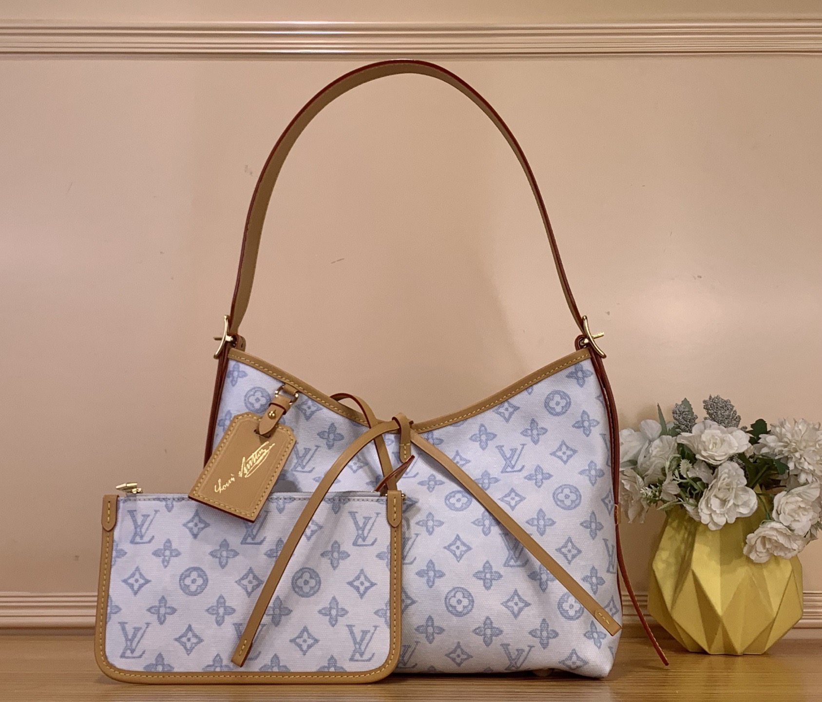 NO:718026,Upgraded version [CARRYALL small handbag] m27532 blue (color) This small Carryall handbag is covered with Monogram Origine Bleu Courrier hl pattern canvas, which renews the classic elements in a retro mood and warmly celebrates the 20th anniversary of Louis Vuitton's Monogram pattern. It has smooth cowhide leather trim and a celebratory series address plate. It can accommodate a tablet computer and a detachable zipper bag for convenient storage of small items. Size 24 x 12 x 29  cm 5816055 (height x width x length),,louis vuitton,cowhide19860909升级版【CARRYALL 小号手袋】 m27532 蓝色（彩色） 本款 Carryall 小号手袋身披 Monogram Origine Bleu Courrier hl图案帆布,令经典元素在复古情调中焕新,热烈庆贺路易威登 Monogram 图案的 年诞辰.设有光滑牛皮革饰边和庆贺系列地址牌.可容纳平板电脑,可拆卸拉链袋方便存放小物. 尺寸24 x 12 x 29 厘米 5816055 (高 x 宽 x 长度),,louis vuitton,cowhide,Bag