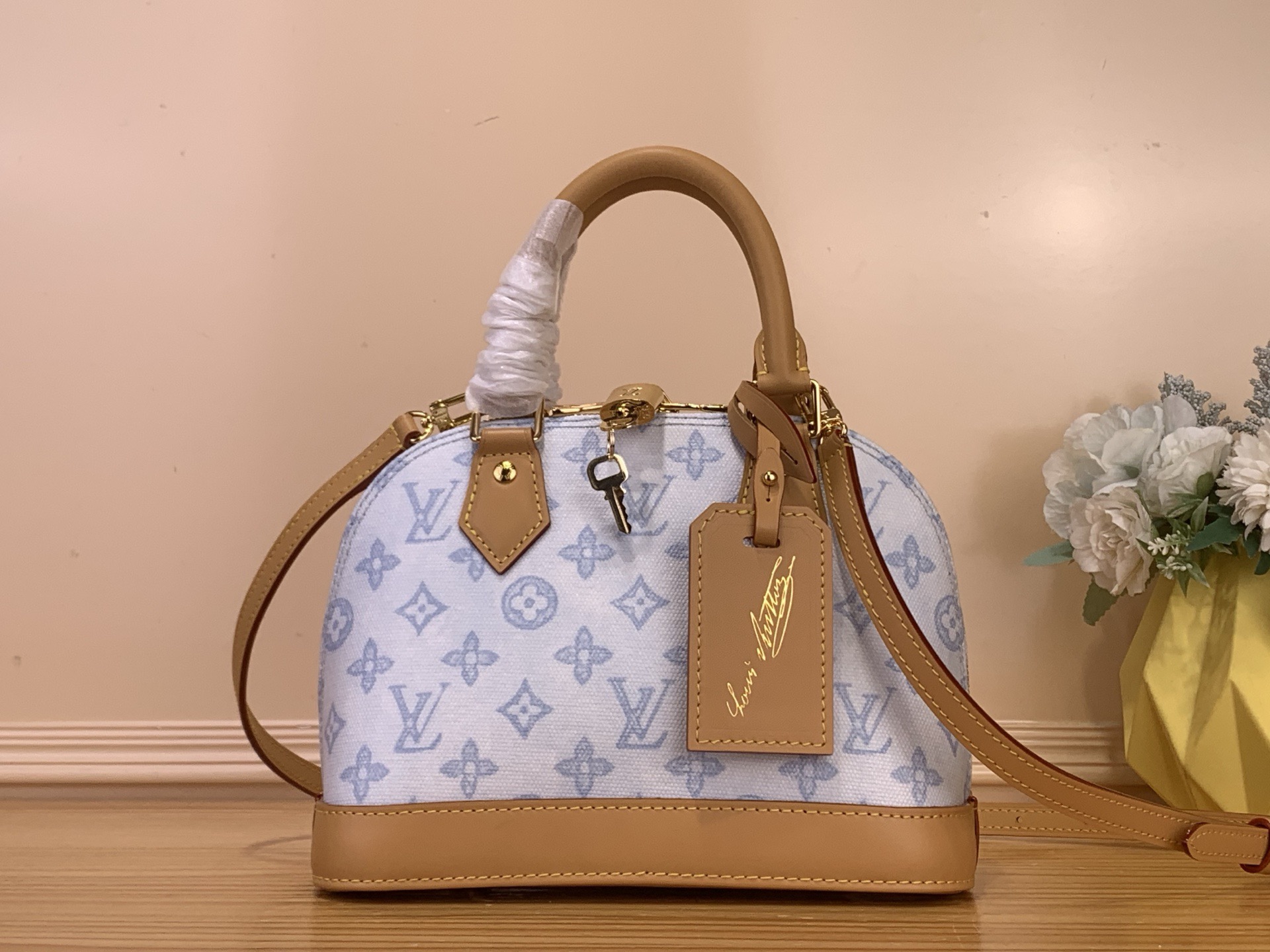NO:718047,Upgraded version [Alma BB handbag] M27525 white flower 27526 light blue flower 28272 rose red flower / color LV anniversary limited presbyopia series color model This Alma BB handbag traces the Art Deco style of 1934, with an elegant configuration made of Monogram hl canvas. Dazzling padlock and key, Toron  The handle and leather key bag add classic elements, and the detachable and adjustable shoulder strap makes it easy to carry cross-body. Dimensions 17.5 x 11.5 x 23.5 cm 5816065,, louis vuitton19860909升级版【Alma BB 手袋】M27525 白花 27526 浅蓝花 28272 玫红花 /彩色 LV周年纪念限定老花系列彩色款 本款 Alma BB 手袋溯源 1934 年的装饰艺术格调,以 Monogram hl帆布塑造雅致构型.耀目挂锁与钥匙、Toron 手柄和皮革钥匙包点睛经典元素,可拆卸并调节的肩带方便斜挎. 尺寸 17.5 x 11.5 x 23.5 厘米 5816065,,louis vuitton,Bag