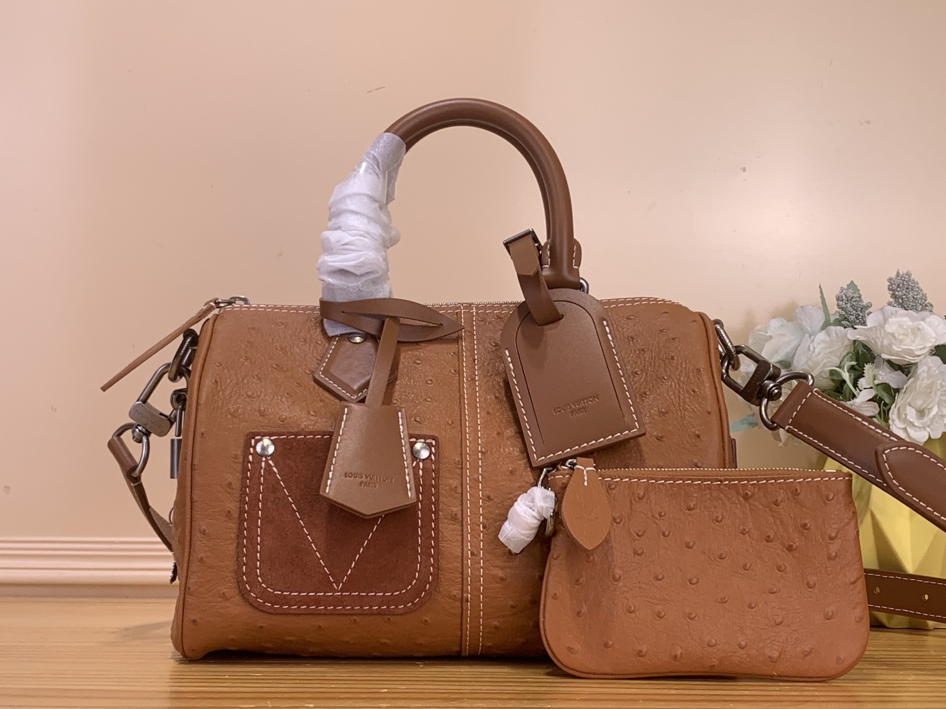 NO:718053,Top original item [Seedy Bandoulière 25 Handbag] M89119 Brown/Color Blocking (Ostrich Pattern) This Seedy Bandoulière 25 Monogram Leather handbag is made of soft cow leather, with the Monogram sj pattern to reproduce the elegant look of the canvas print. The dazzling metal parts, sheepskin lining and nameplate jointly prove creative director harrell Williams' unremitting pursuit of details. Size 25 x 15 x  15 cm (length x height x width) 100121250,,cowhide,sheepskin19860909顶级原单【Seedy Bandoulière 25 手袋】M89119 棕色/拼色（鸵鸟纹） 本款 Seedy Bandoulière 25 Monogram Leather 手袋选用柔软牛皮革,以 Monogram sj图案重现帆布印花的考究观感.耀目金属件、羊皮革内衬和铭牌共同印证创意总监 harrell Williams 对细节的不懈追求. 尺寸25 x 15 x 15厘米(长度 x 高 x 宽) 100121250,,cowhide,sheepskin,Bag