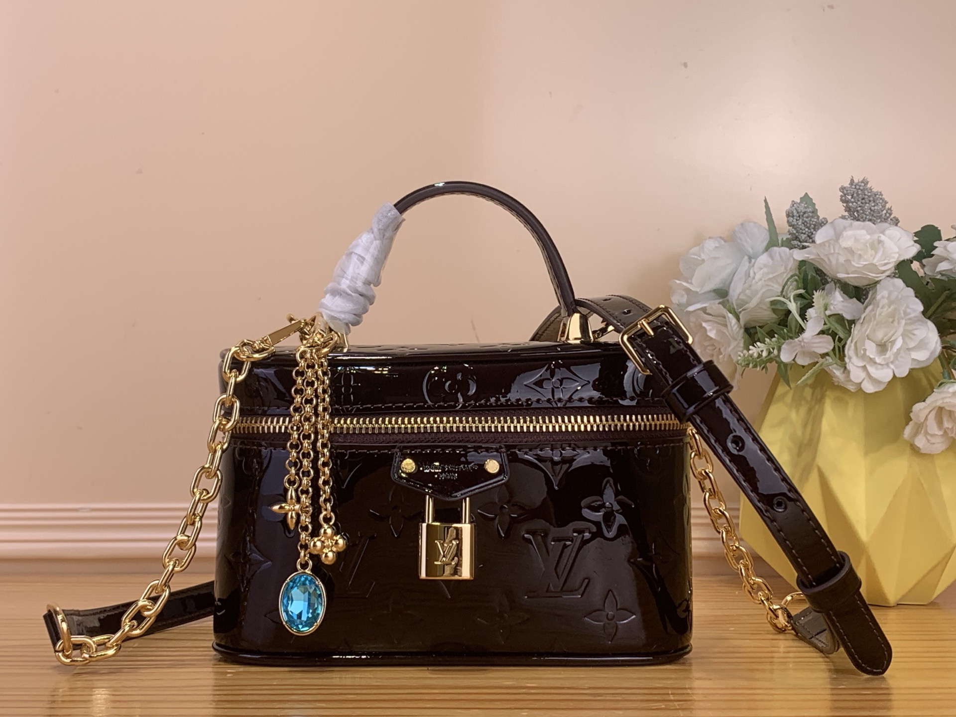 NO:718059,Top original order [VANITY CHAIN OUCH handbag] M47125 Purple Gold/Patent Leather Vanity Chain Ouch handbag draws inspiration from the classic cosmetic case and interprets the spirit of travel with Monogram st canvas. The top handle and detachable woven chain are integrated into leather elements, contrasting with the simple lines of the bag body. The LV inscribed padlock and leather key bag continue the iconic details. Size 19 x11.5x6.5 cm (length x height x width)  7018085,,louis vuitton19860909顶级原单【VANITY CHAIN OUCH 手袋】M47125 紫金色/漆皮 Vanity Chain ouch 手袋向经典化妆箱汲取灵感,以Monogram st帆布诠释旅行精神.顶部手柄和可拆卸编织链条融入皮革元素,与包身的简明线条相互映衬.LV 铭纹挂锁和皮革钥匙包延续标志性细节.  尺寸19 x11.5x6.5厘米(长度x高x宽) 7018085,,louis vuitton,Bag