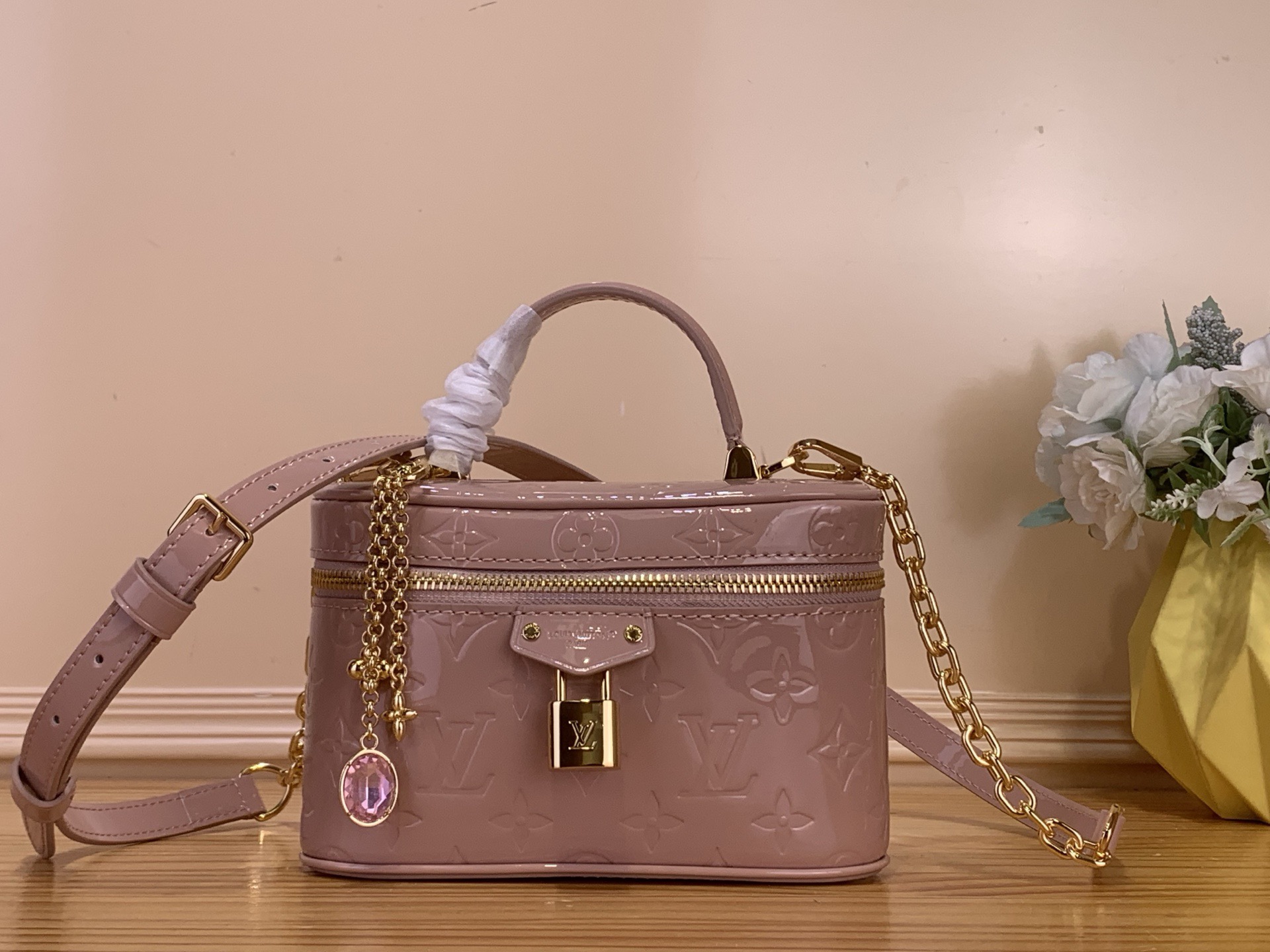 NO:718061,The top original order [VANITY CHAIN OUCH handbag] M47125 milk tea/patent leather Vanity Chain ouch st handbag draws inspiration from the classic cosmetic case and uses Monogram canvas to interpret the spirit of travel. The top handle and detachable woven chain are integrated into leather elements, which contrast with the simple lines of the bag body. The LV inscribed padlock and leather key bag continue the iconic details. Dimensions 19 x 11.5 x 6.5 cm (length x height x width)  7018086,,louis vuitton19860909顶级原单【VANITY CHAIN OUCH 手袋】M47125 奶茶色/漆皮 Vanity Chain ouch st手袋向经典化妆箱汲取灵感,以Monogram 帆布诠释旅行精神.顶部手柄和可拆卸编织链条融入皮革元素,与包身的简明线条相互映衬.LV 铭纹挂锁和皮革钥匙包延续标志性细节.  尺寸19 x11.5x6.5厘米(长度x高x宽) 7018086,,louis vuitton,Bag