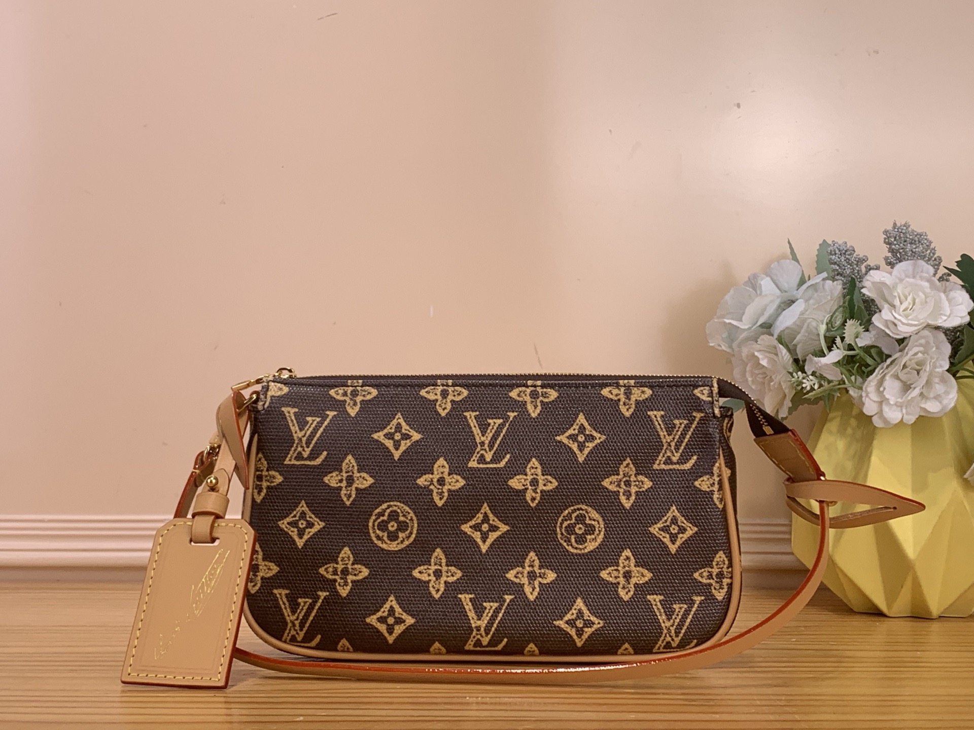 NO:718066,Top Original [POCHETTE ACCESSOIRES Handbag] m27718 Brown/Color To commemorate the anniversary of the iconic Louis Vuitton Monogram, exclusive POCHET  4cm 4315054 (length x height x width),,louis vuitton19860909顶级原单【POCHETTE ACCESSOIRES 手袋】m27718 棕色/彩色 为纪念象征性的路易威登Monogram的周年,以适合日常造型和晚装造型的经典色调呈现的独家POCHET xl配饰.Monogram Origin Canvas.lt柔软的牛水材质的修剪和向房子的旅行遗产致敬的可拆卸型地址选择.可拆卸带子,可以进行多样演出的设计. 尺寸23.5 x 13.5 x 4厘米 4315054（长x高x宽）,,louis vuitton,Bag