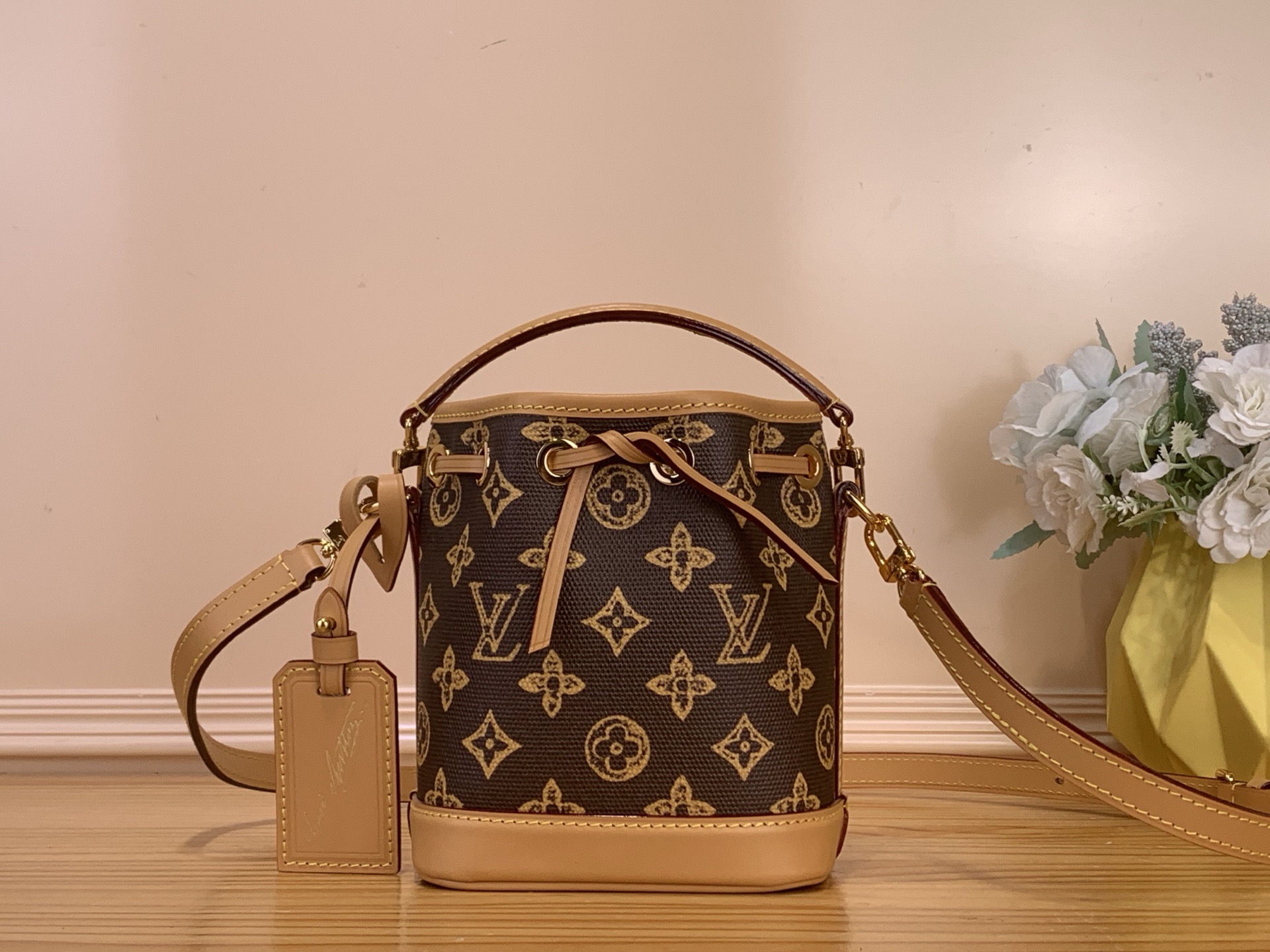 NO:718062,Top original item [NANO NO handbag] m27699 Brown/Color To celebrate the anniversary of the birth of the classic Monogram pattern, this Nano Noé  cm.4815055 (height x width x length),,louis vuitton,cowhide19860909顶级原单【NANO NO 手袋】 m27699 棕色/彩色 为庆贺经典 Monogram 图案诞生 周年,此款 Nano Noé Xl手袋选择 Monogram Origine lt帆布呈现水桶包构型,搭配牛皮革饰边和金属件.可拆卸地址牌致意路易威登的旅行传承,适宜尺寸可容纳日常所需,可拆卸手柄及肩带提供多种背携选择. 尺寸16 x 10 x 13 厘米.4815055 (高 x 宽 x 长度),,louis vuitton,cowhide,Bag