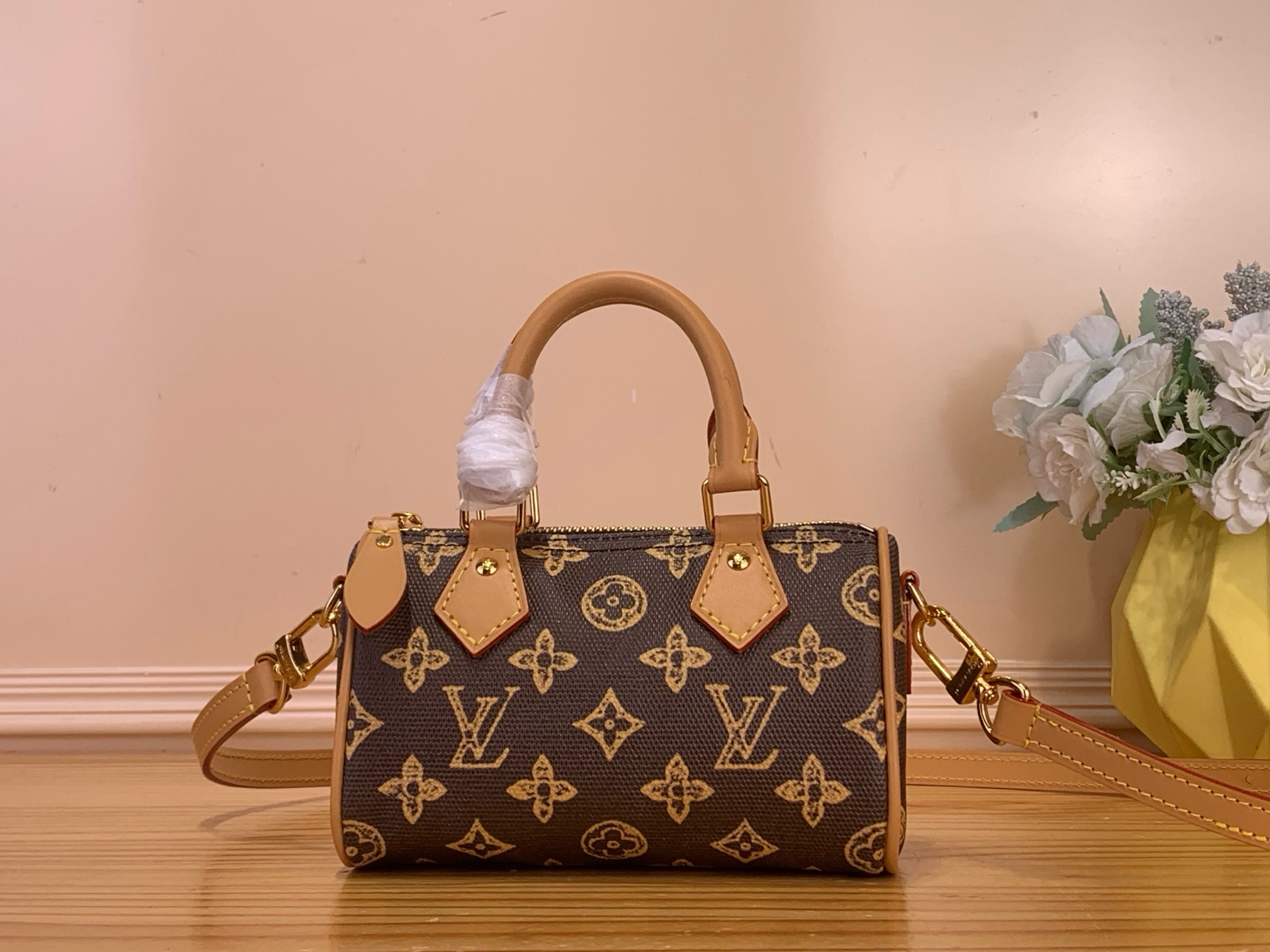 NO:718058,Top original item [Sac Nano Speedy Handbag] M28322 Pink/Color m27610 Brown/Color m28323 Blue/Color The iconic Nano Speedy bag in Monogram Origine  Reinvents itself in Xl canvas to commemorate the anniversary of the house's famous pattern. This colorful version is decorated with gold-tone metal details and is adorned with the exclusive label of this anniversary collection. It can be worn by hand or with a removable shoulder strap, while offering the ideal format for everyday essentials, including small wallets. Dimensions 16 x 10 x 7.5 cm. 4515055 (length x height x width), wallets19860909顶级原单【Sac Nano Speedy手袋】 M28322 粉色/彩色 m27610 棕色/彩色 m28323 蓝色/ 彩色 标志性的Nano Speedy包在Monogram Origine Xl帆布中重塑了自己,以纪念房子著名图案周年.Lt这个彩色版本装饰着金色金属细节,并装饰着这个周年纪念系列的独家标签.它可以用手佩戴或与可拆卸肩带一起佩戴,同时提供适合日常必需品的理想格式,包括小钱包. 尺寸16 x 10 x 7.5厘米.4515055（长度x高度x宽度）,,wallets,Bag