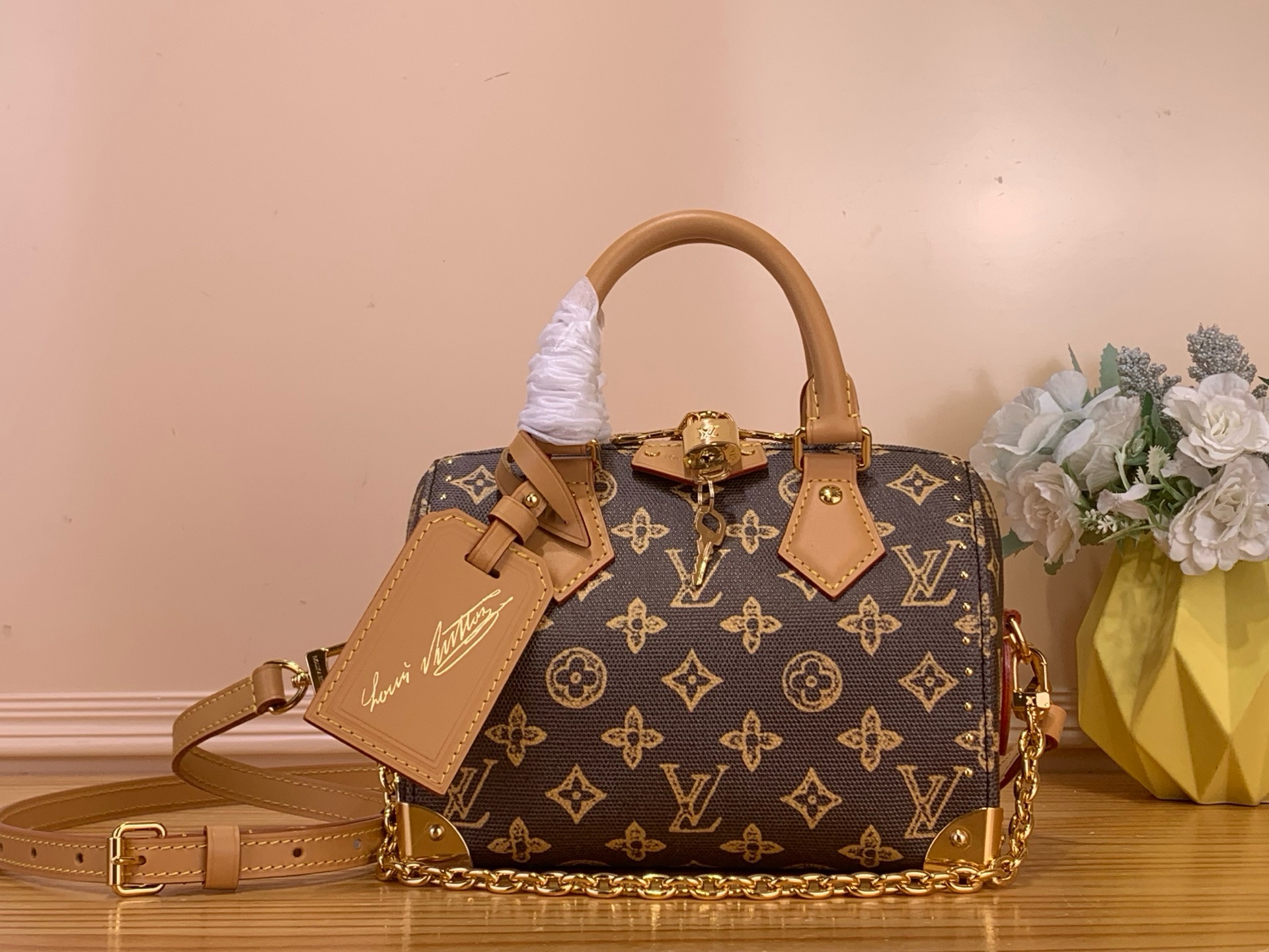 NO:718054,Top Original [Sac Speedy Trunk 20 Handbag] m28102 Brown/Color To celebrate the Louis Vuitton signature anniversary, this Speedy Trunk Xl20 bag reinvents itself in the House's exclusive Monogram Origin Lt canvas. It is sublimated by smooth cowhide trim on the handle and a special address clip, and opens on the striped lining with a flat pocket for storing essentials. A gold chain and padlock bring a refined finishing touch to the model.  Dimensions 20.5 x 13.5 x 11 cm 6518068 (length x height x width),,louis vuitton,cowhide19860909顶级原单【Sac Speedy Trunk 20手袋】 m28102 棕色/彩色 为了庆祝路易威登签名周年,这款Speedy Trunk Xl20包在House的独家Monogram Origin Lt帆布中重塑了自己.它由手柄上的光滑牛皮装饰和特殊地址夹升华,并在条纹衬里上打开,有一个用于存放必需品的扁平口袋.金链和挂锁为模型带来了精致的点睛之笔. 尺寸20.5 x 13.5 x 11厘米 6518068（长度x高度x宽度）,,louis vuitton,cowhide,Bag